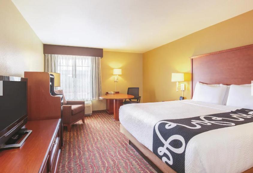Deluxe King Room - Photo 3