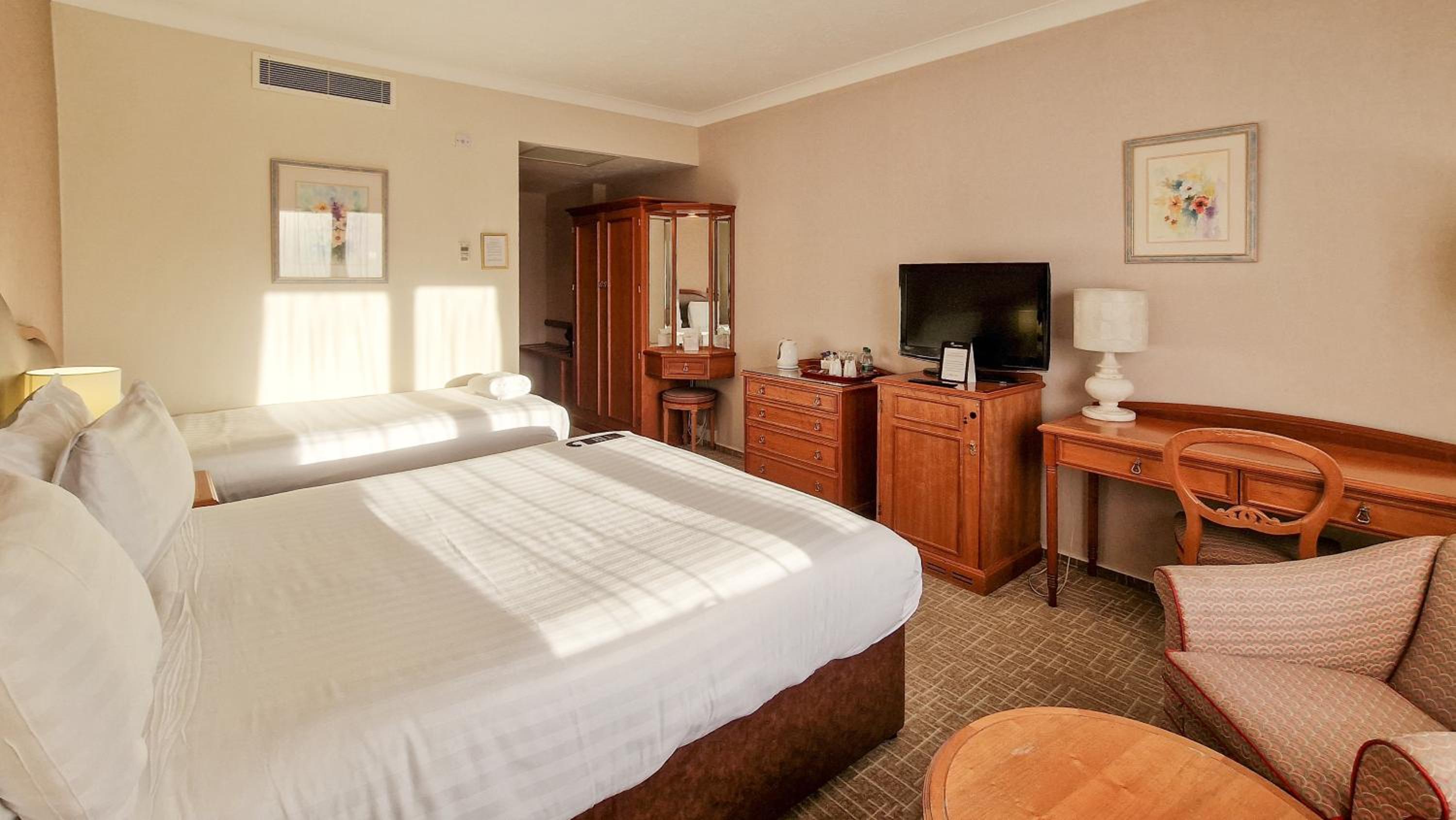 Double Room with Extra Bed photo 2