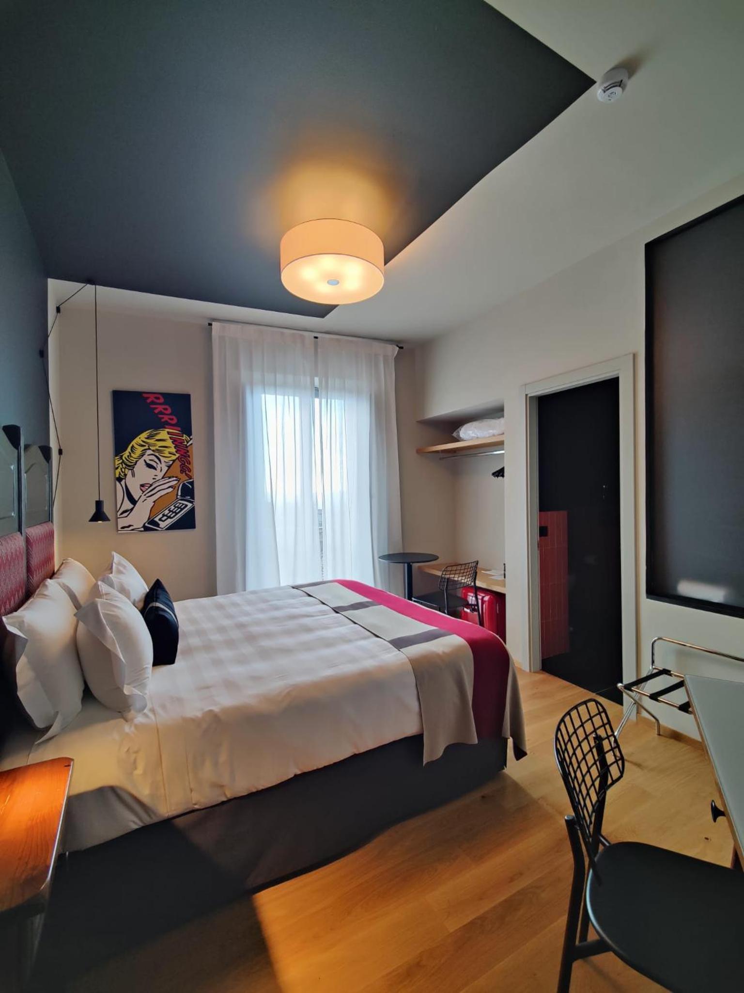 Deluxe Room - Photo 12