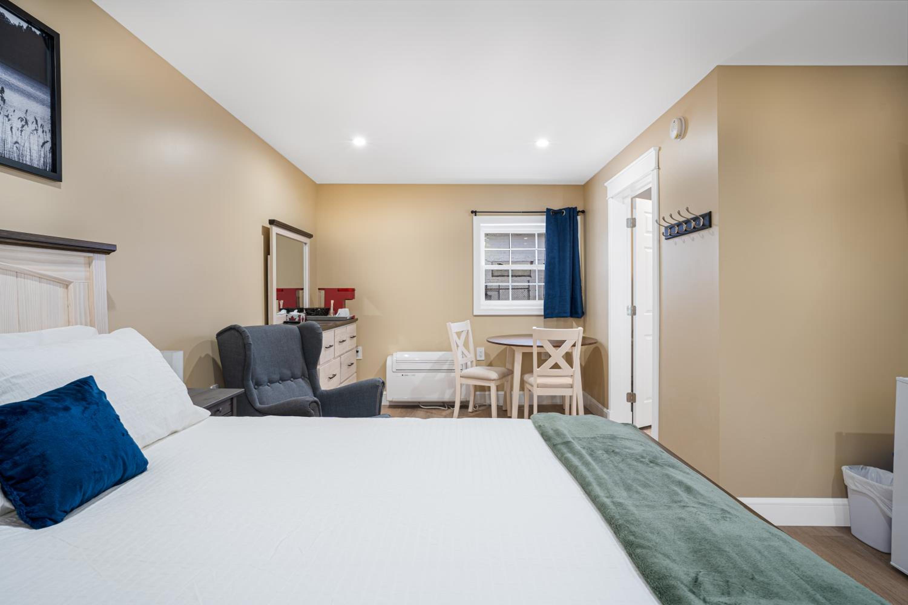 Riverside Inn, Photo 8