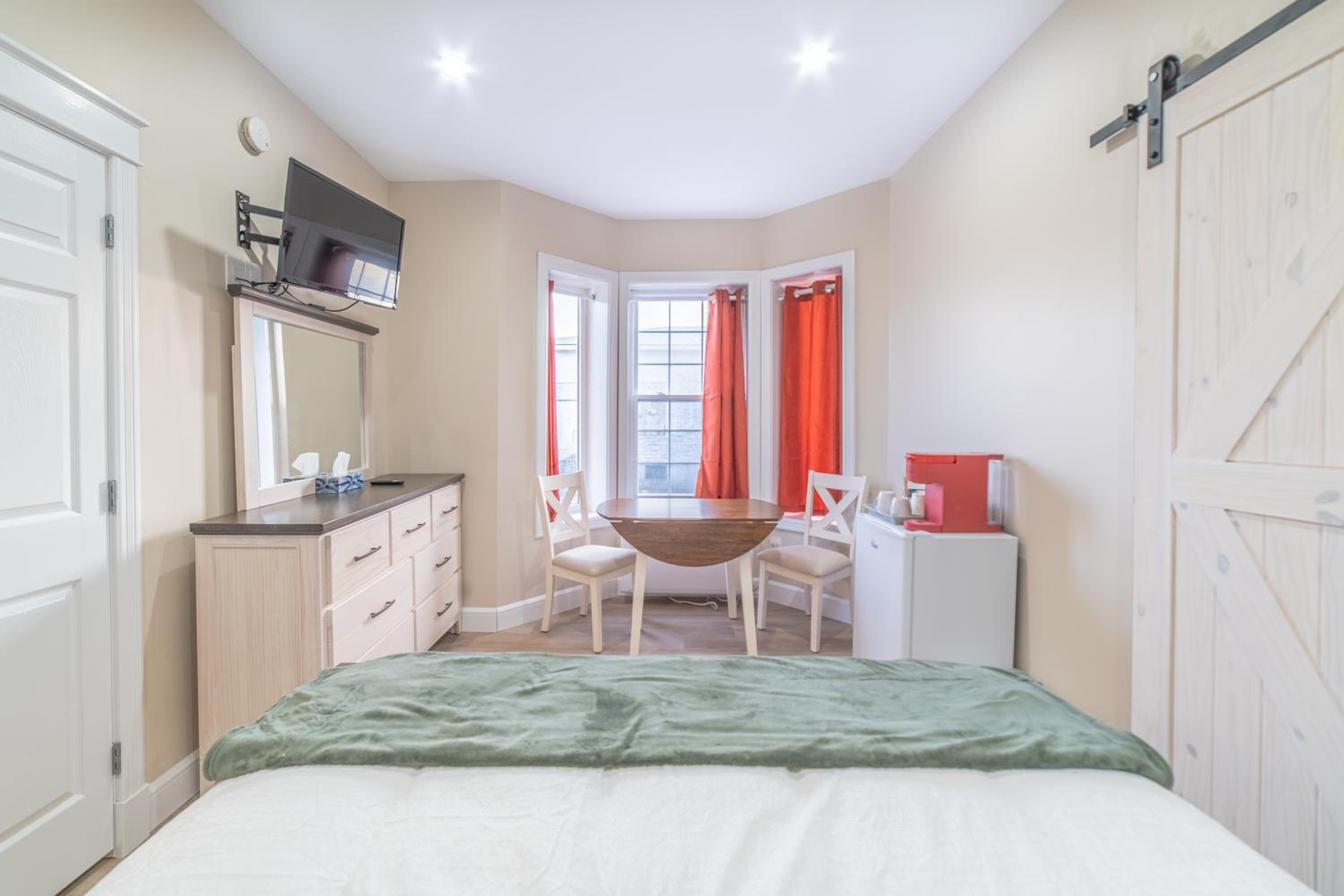 Queen Room photo 1