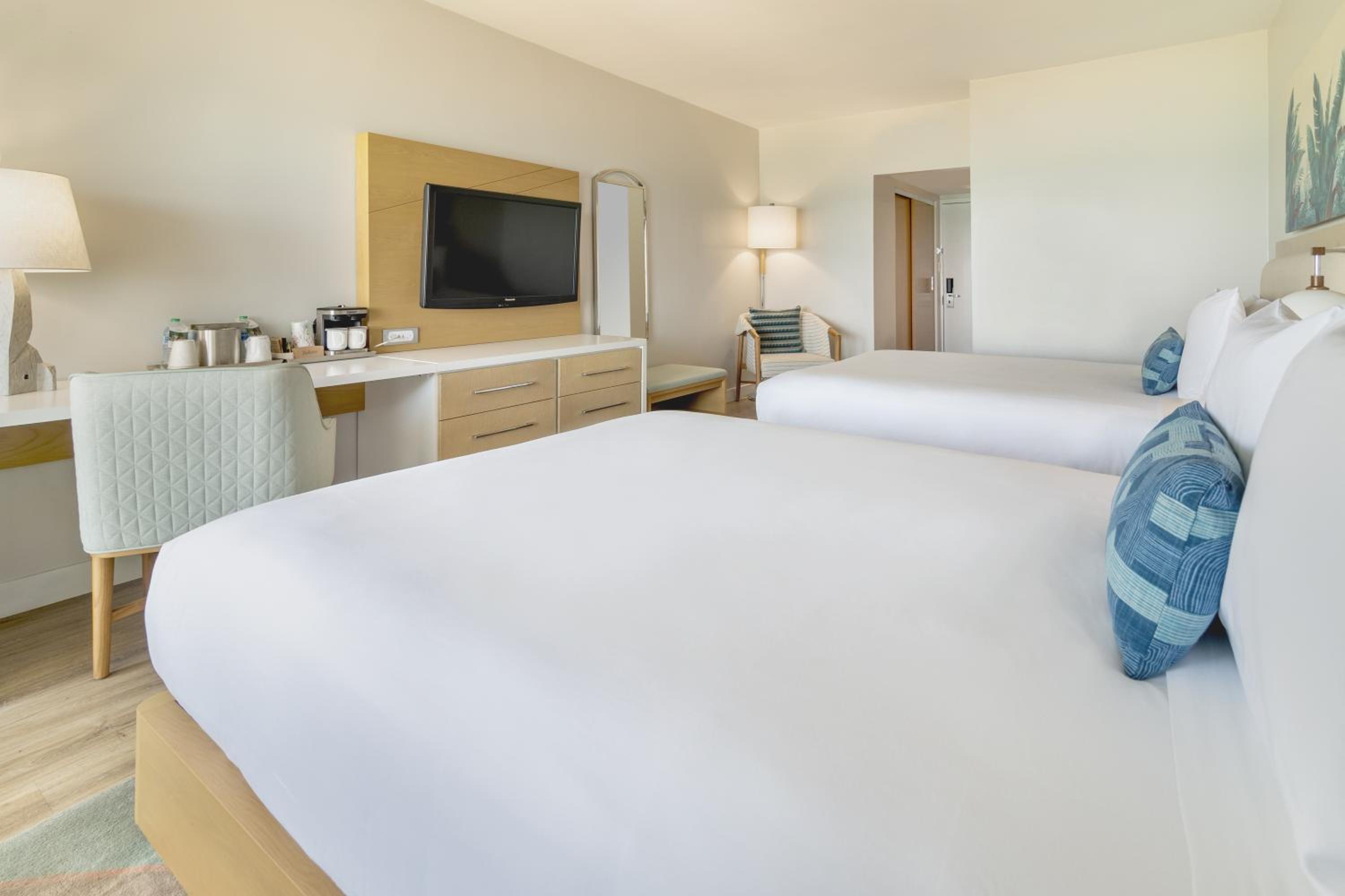 Two Queen Beds Oceanfront Balcony - Photo 1
