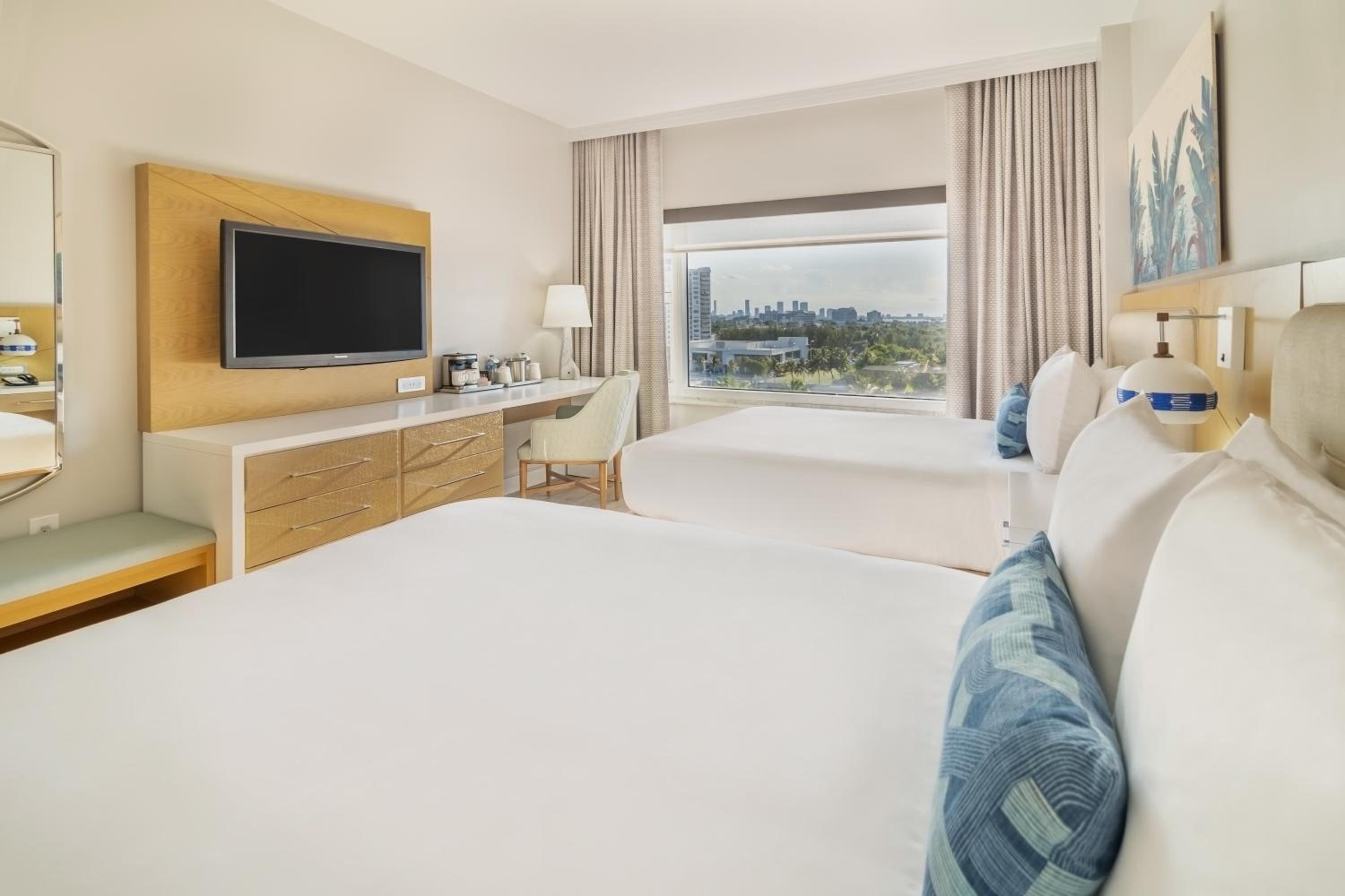Two Queen Beds Accessible - Photo 2