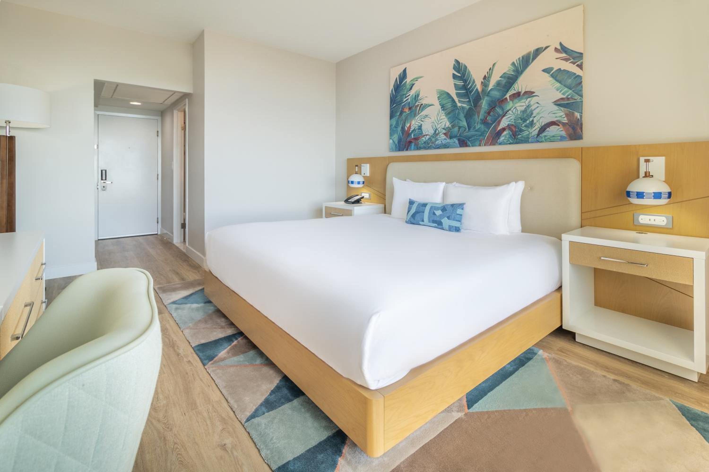 King Bed Oceanfront Balcony  - Photo 2