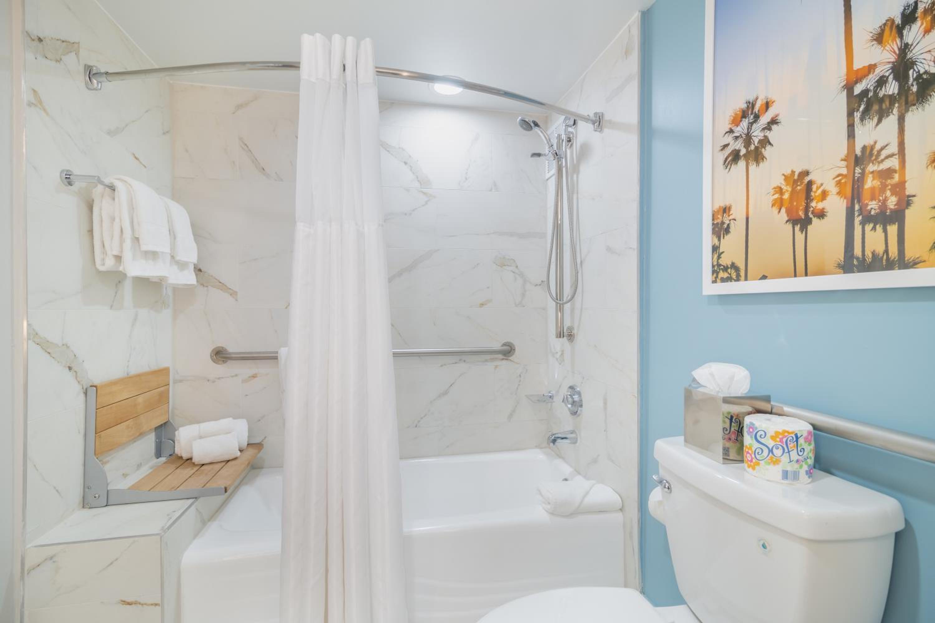 Studio King Bed - Poolview - Balcony-Accessible - Photo 3