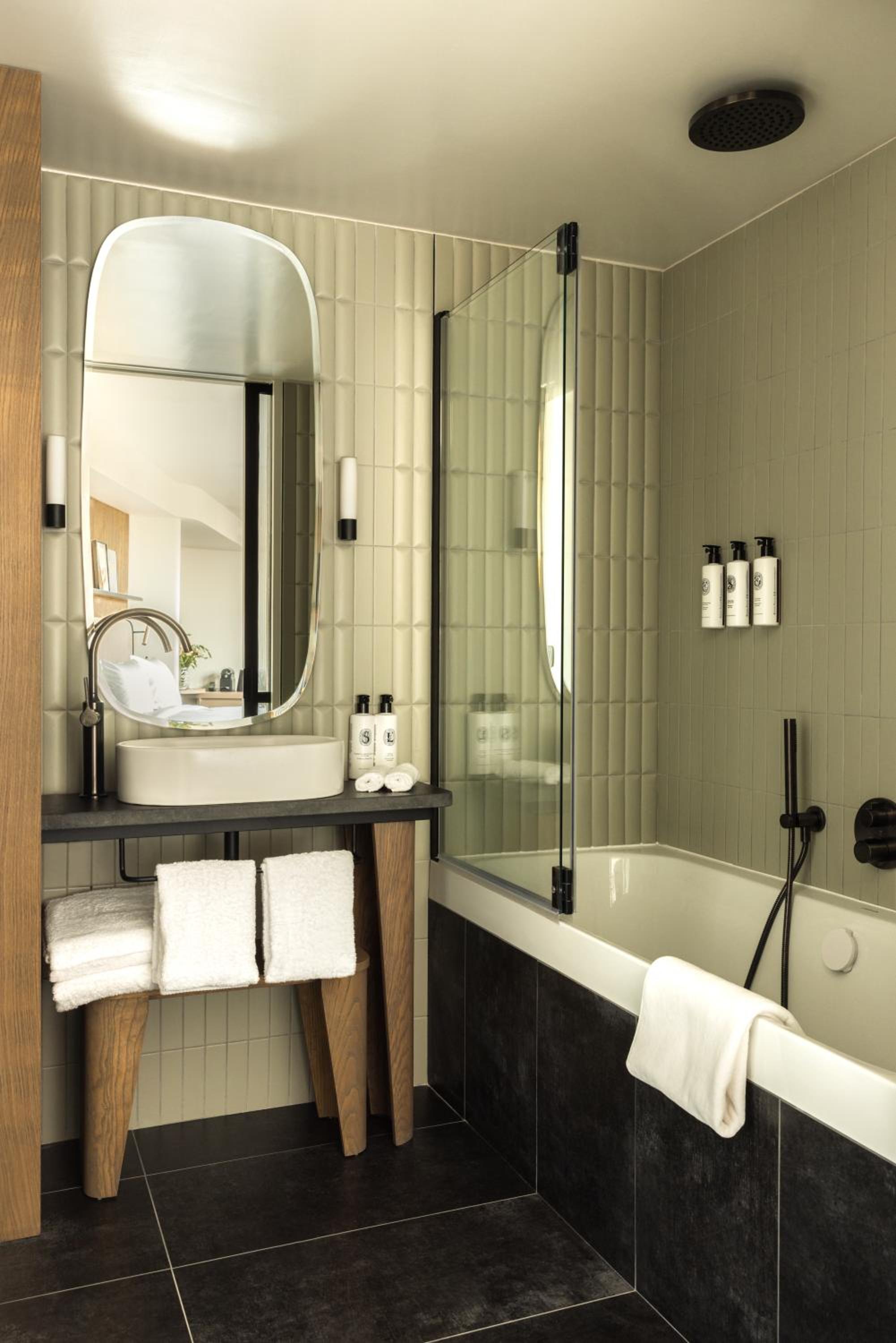 Junior Suite with Terrace and  Eiffel Tower View photo 3