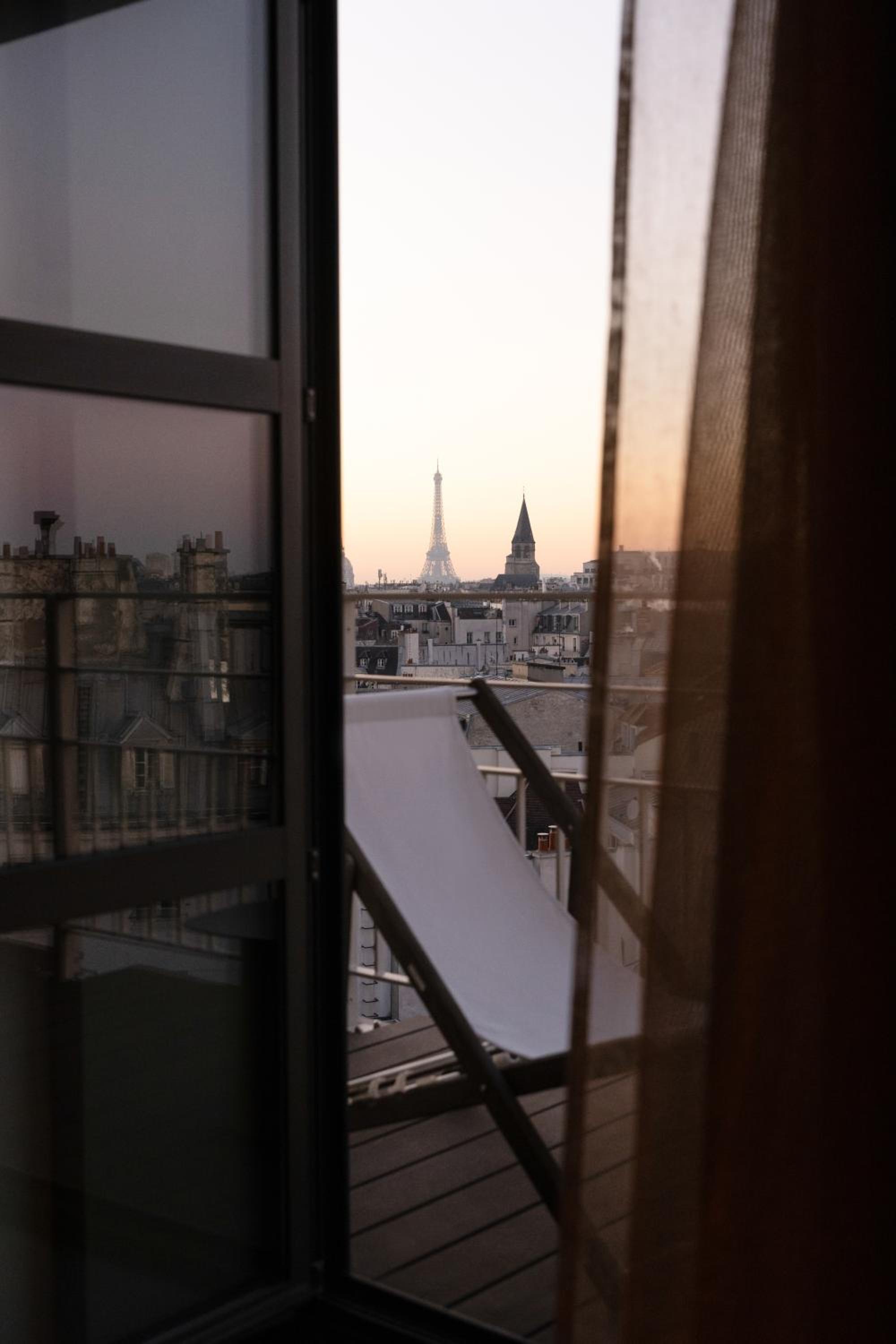 Junior Suite with Terrace and  Eiffel Tower View  photo 3