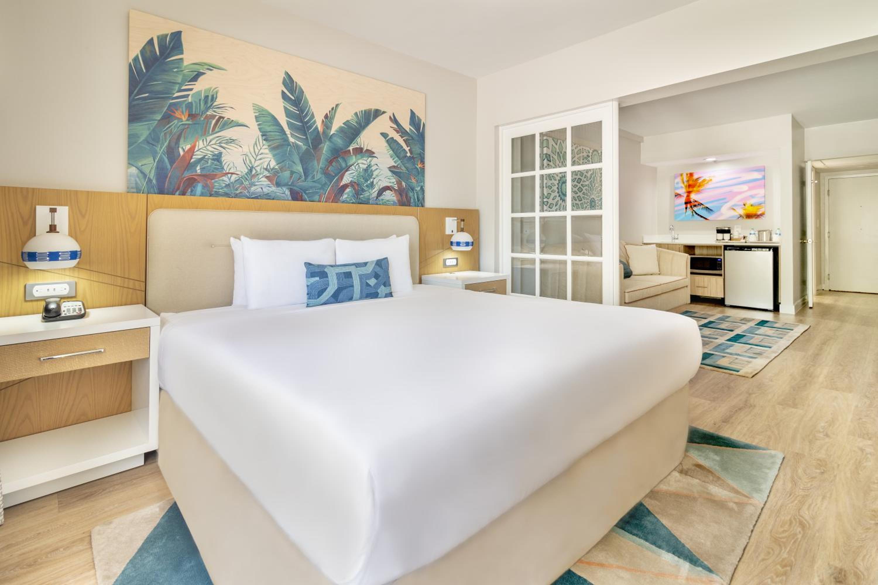 Studio King Bed - Poolview - Balcony-Accessible - Photo 2