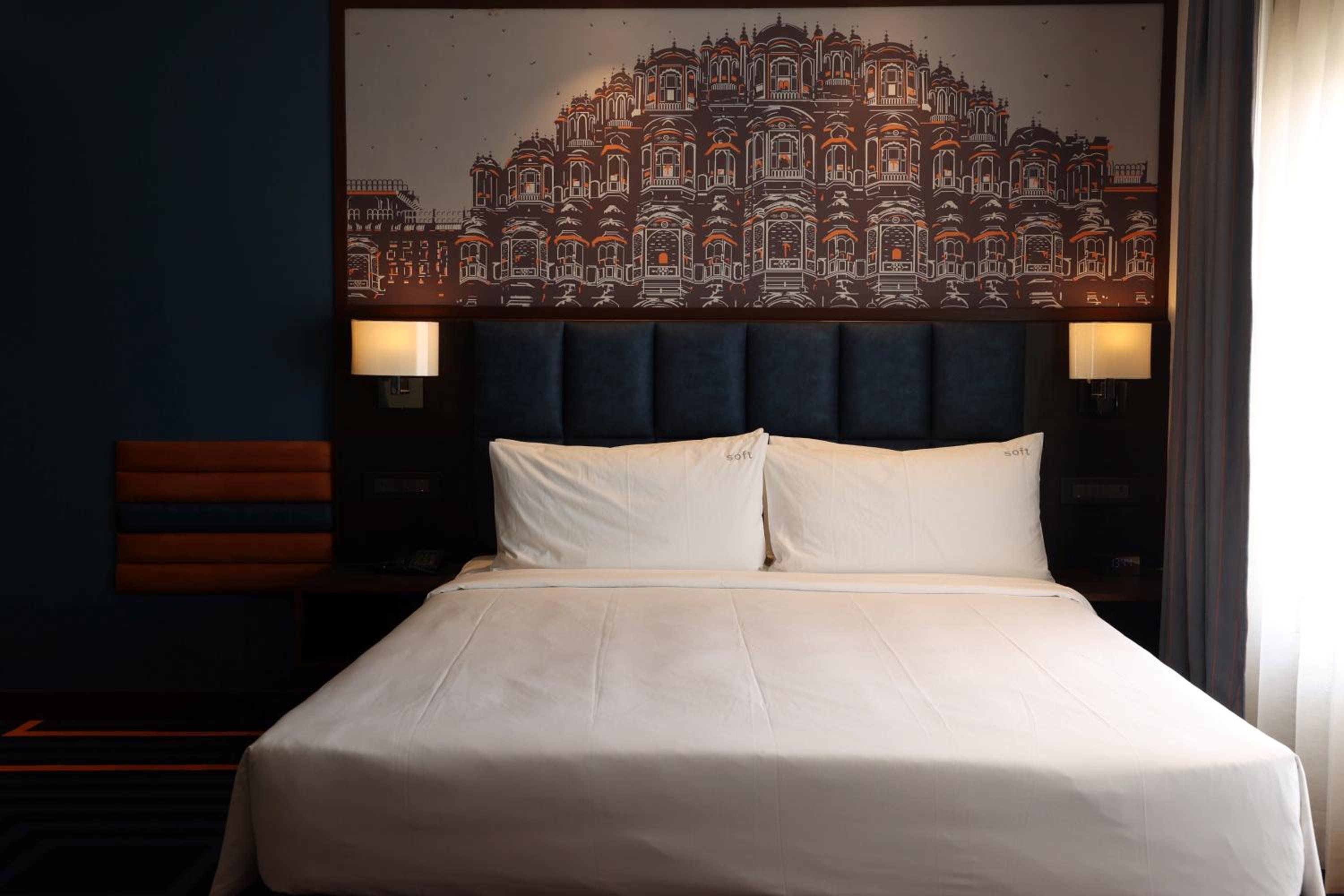 Standard King Room: Buy 1 get 1 Happy Hours (11 am-11pm) at Express Cafe&Bar, Rs250 Meal Credit on purchase of F&Soft Bev. of Rs1000(T&C Apply), Complimentary Hi-Tea (4pm-6pm), 15%off on CabCharges when prebooked atleast 1 day in advance - Photo 6