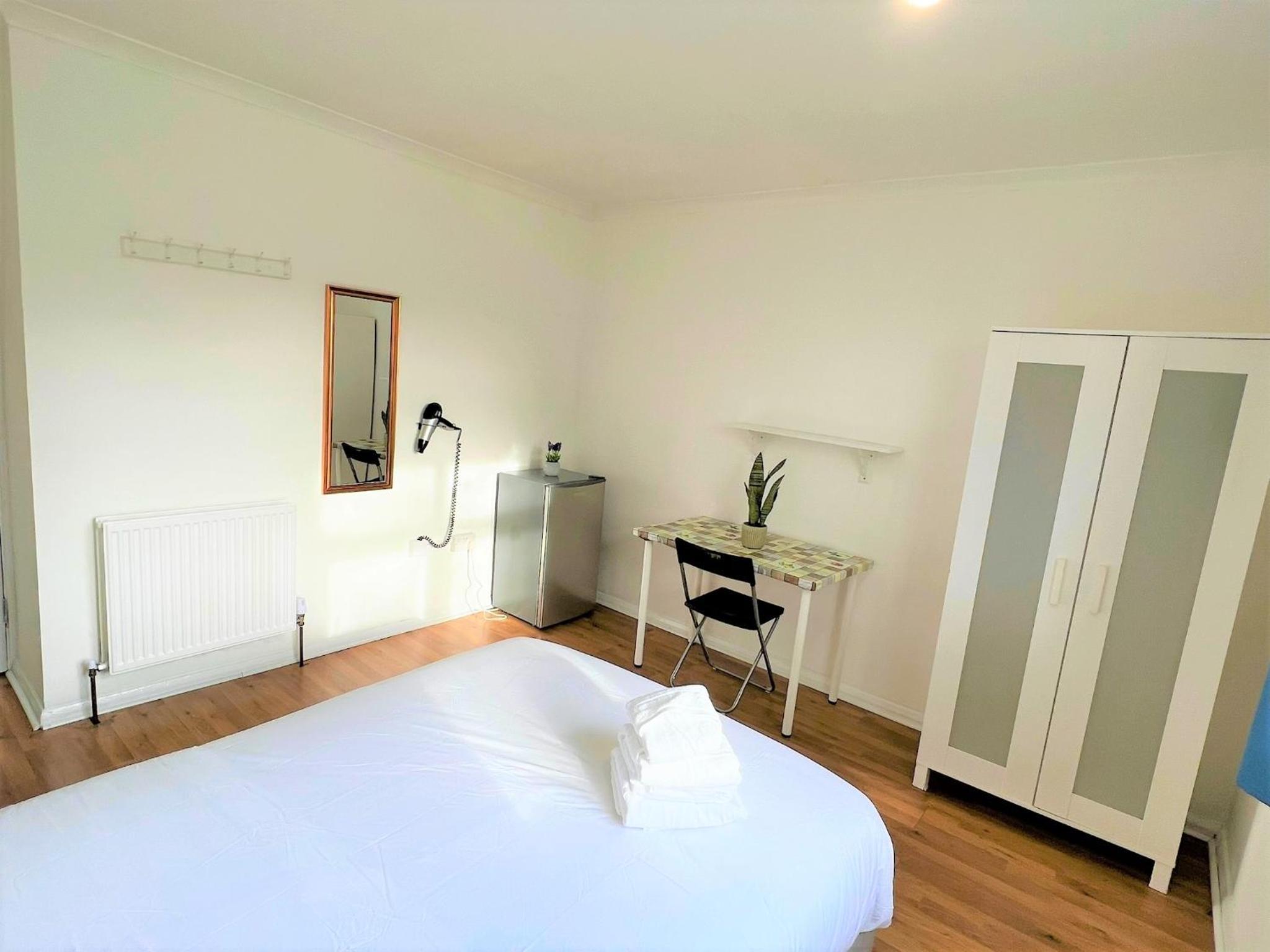 Double Room with Shared Bathroom photo 2