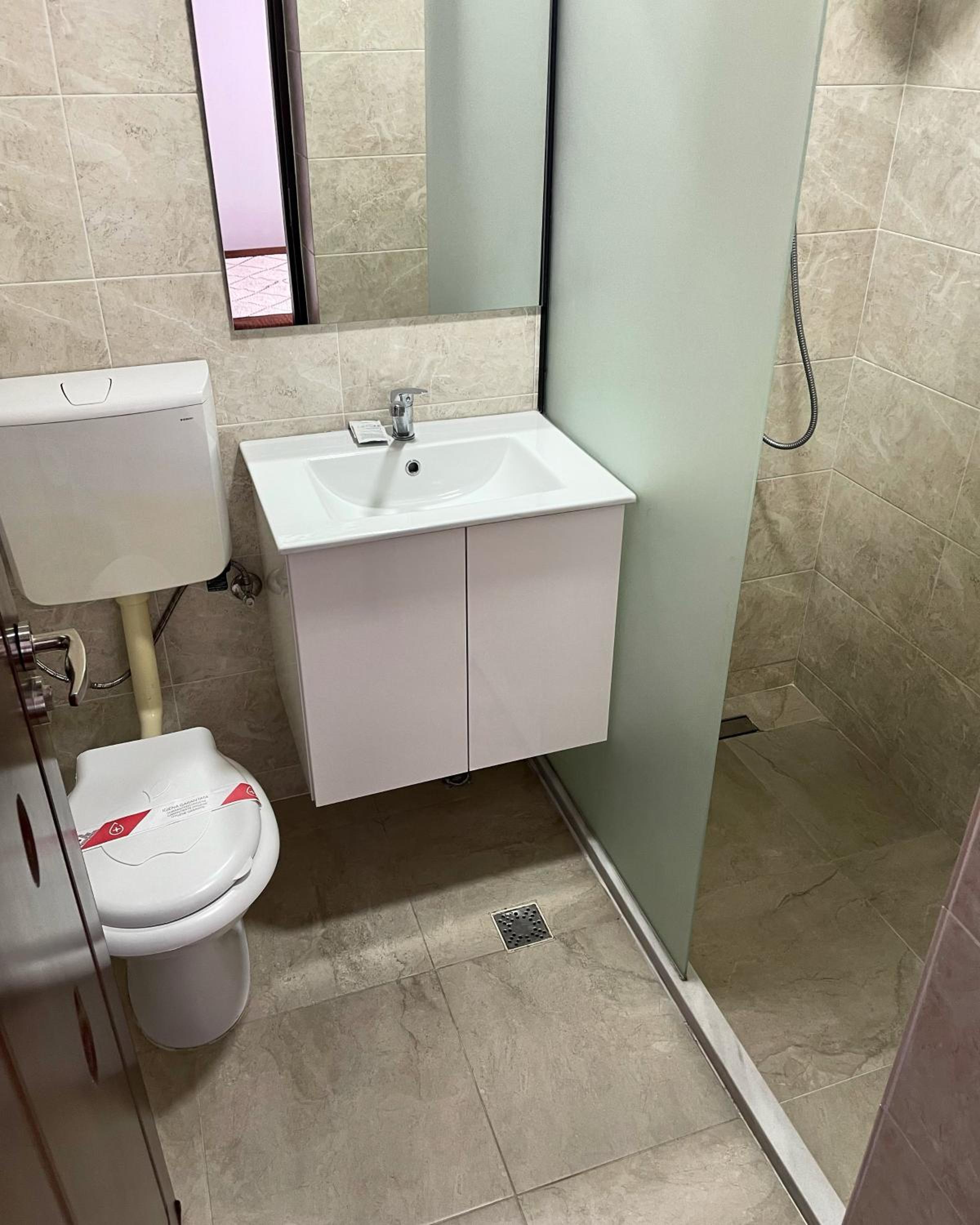 Double or Twin Room - Photo 8
