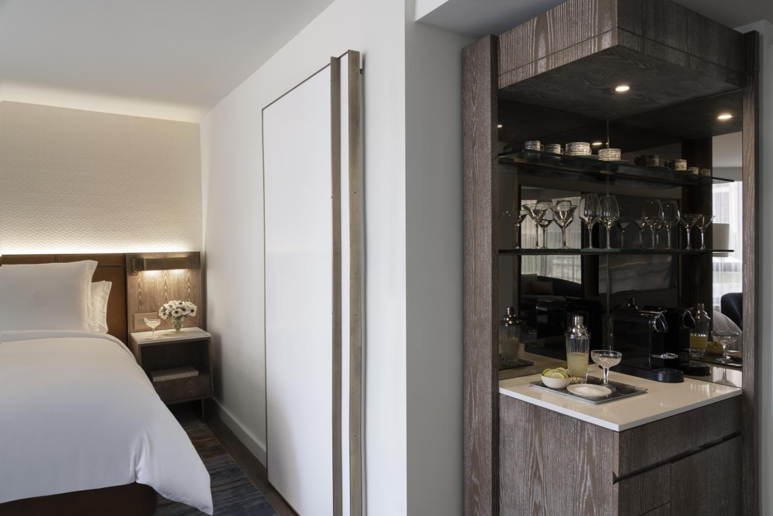 Corner King Room - Photo 3