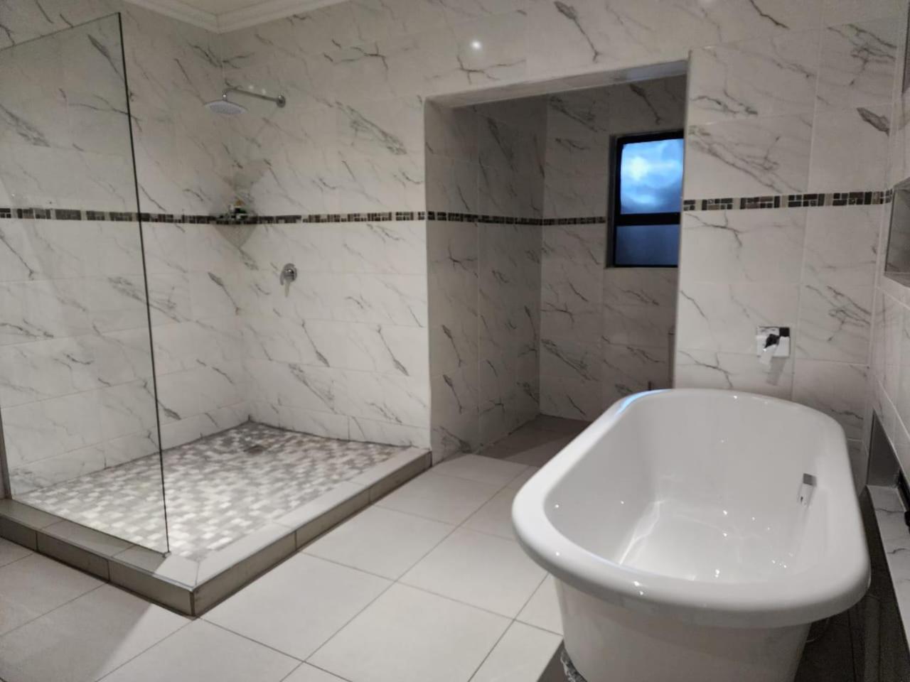 King Suite with Pool View - Photo 9