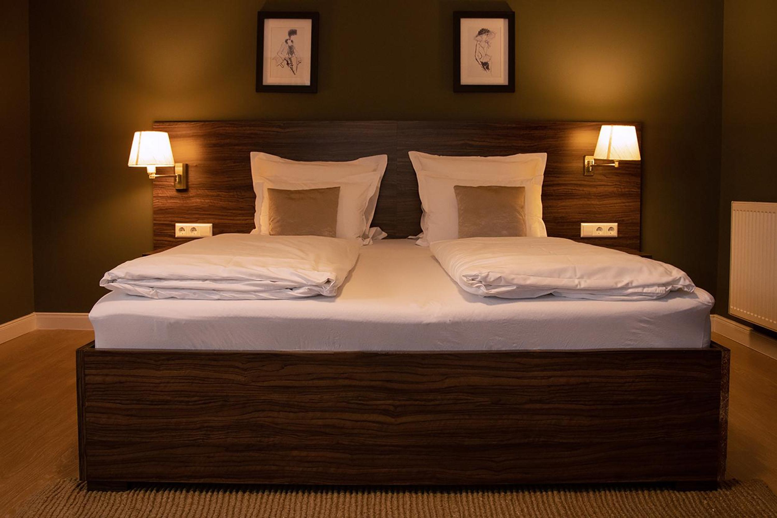 Deluxe Double Room with Balcony - Photo 10