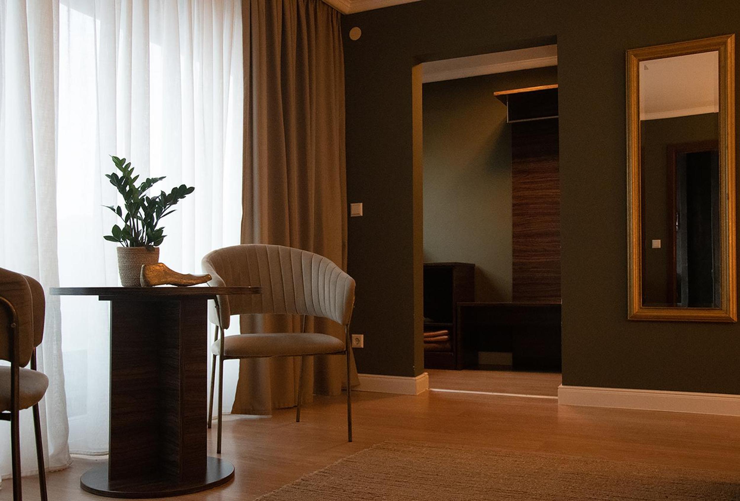 Deluxe Double Room with Balcony - Photo 5