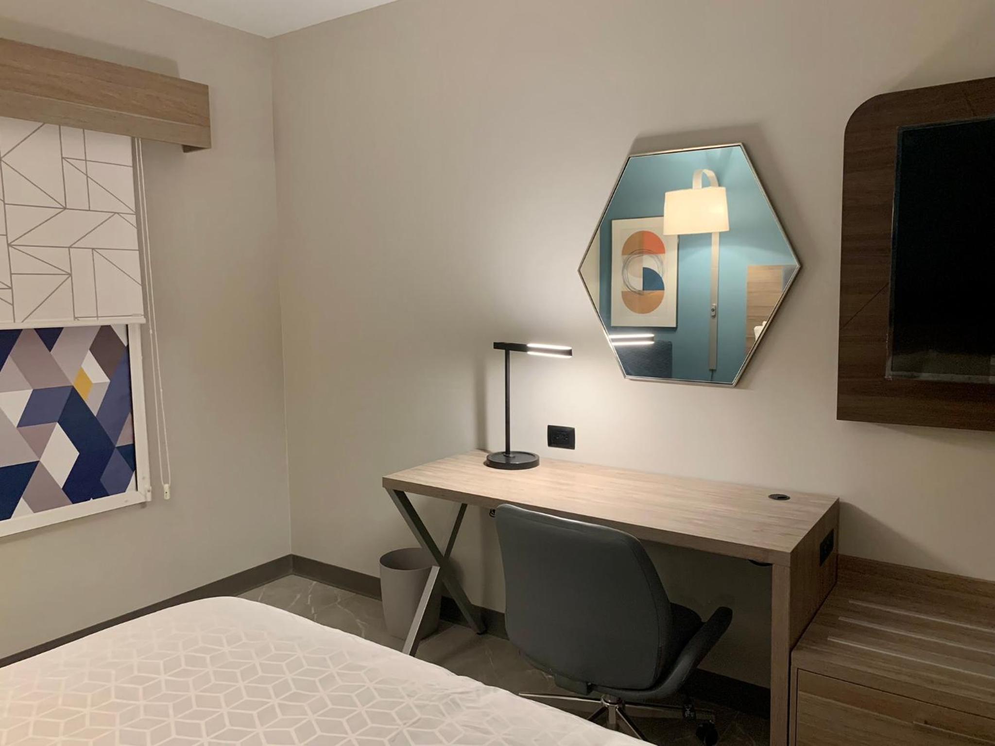 Standard King Room - Photo 11