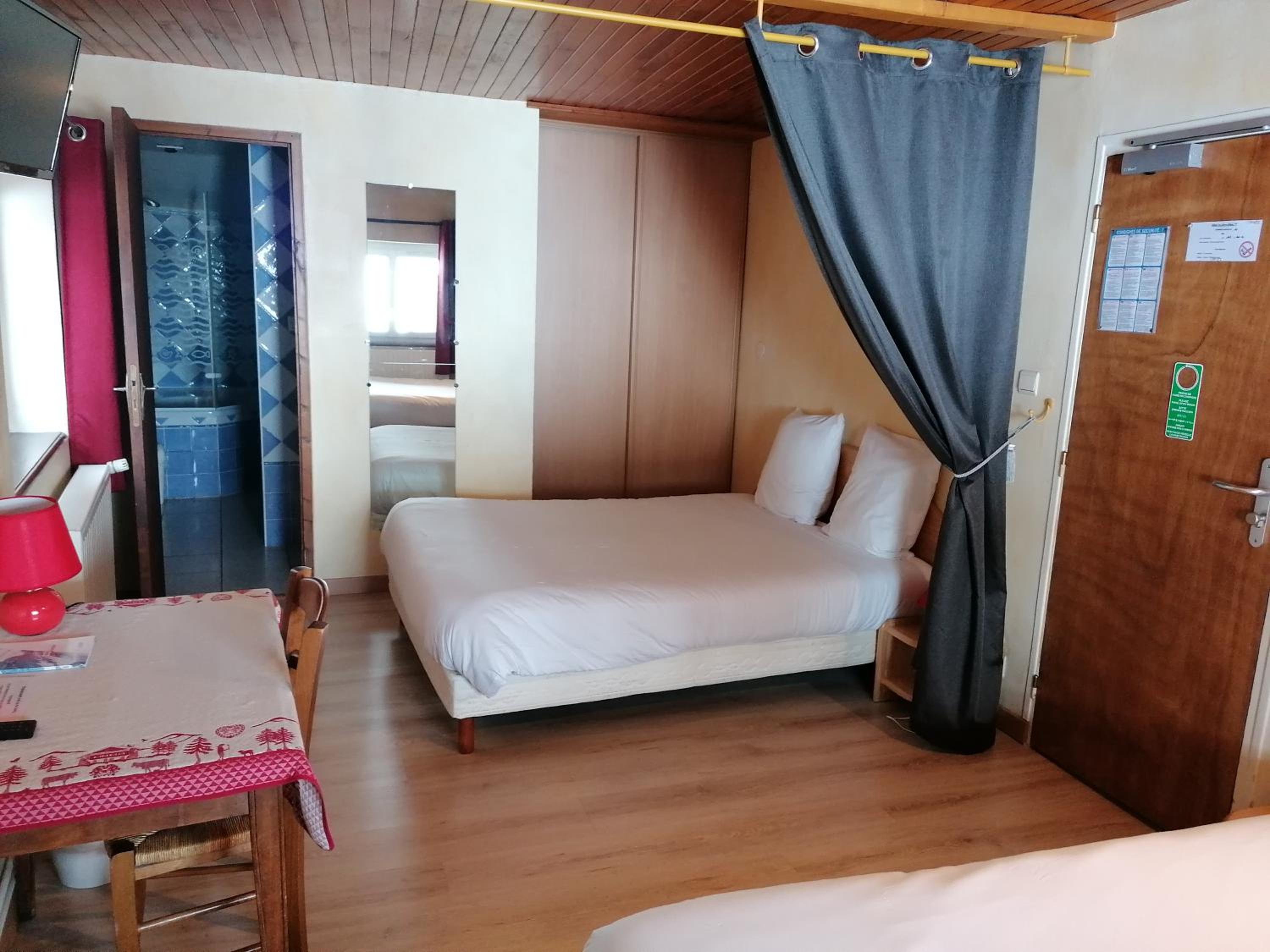 Quadruple Room with Bath photo 1