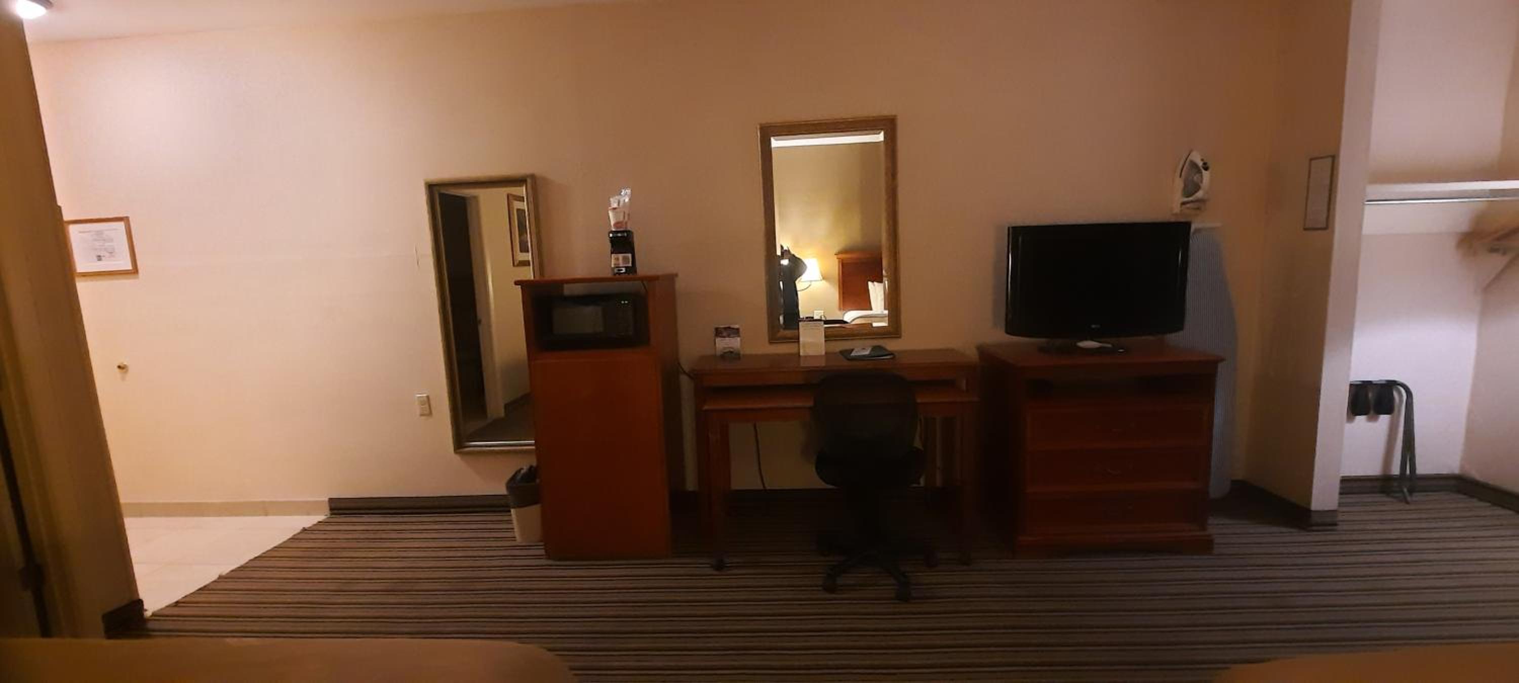 Queen Room with Two Queen Beds - Accessible/Non-Smoking  - Photo 5