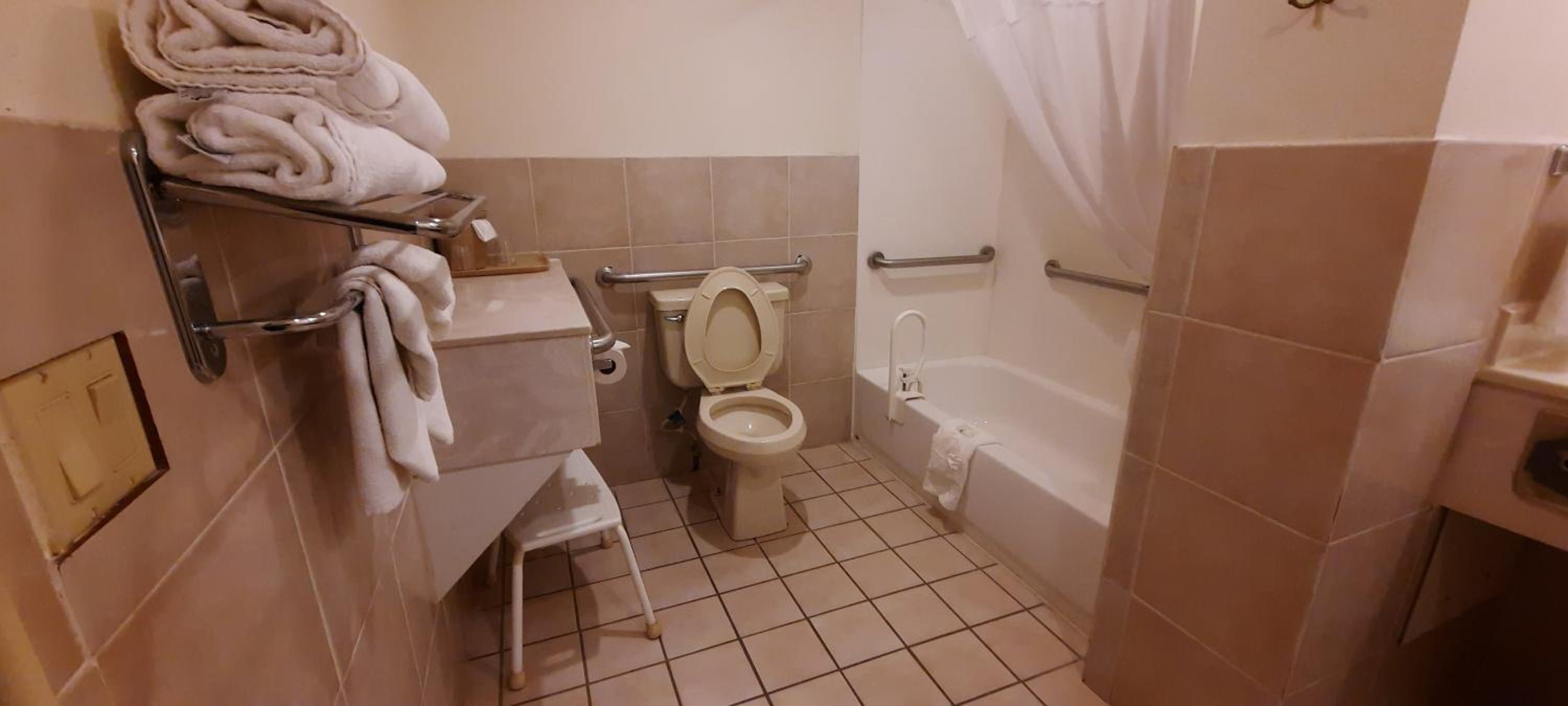 Queen Room with Two Queen Beds - Accessible/Non-Smoking  - Photo 4