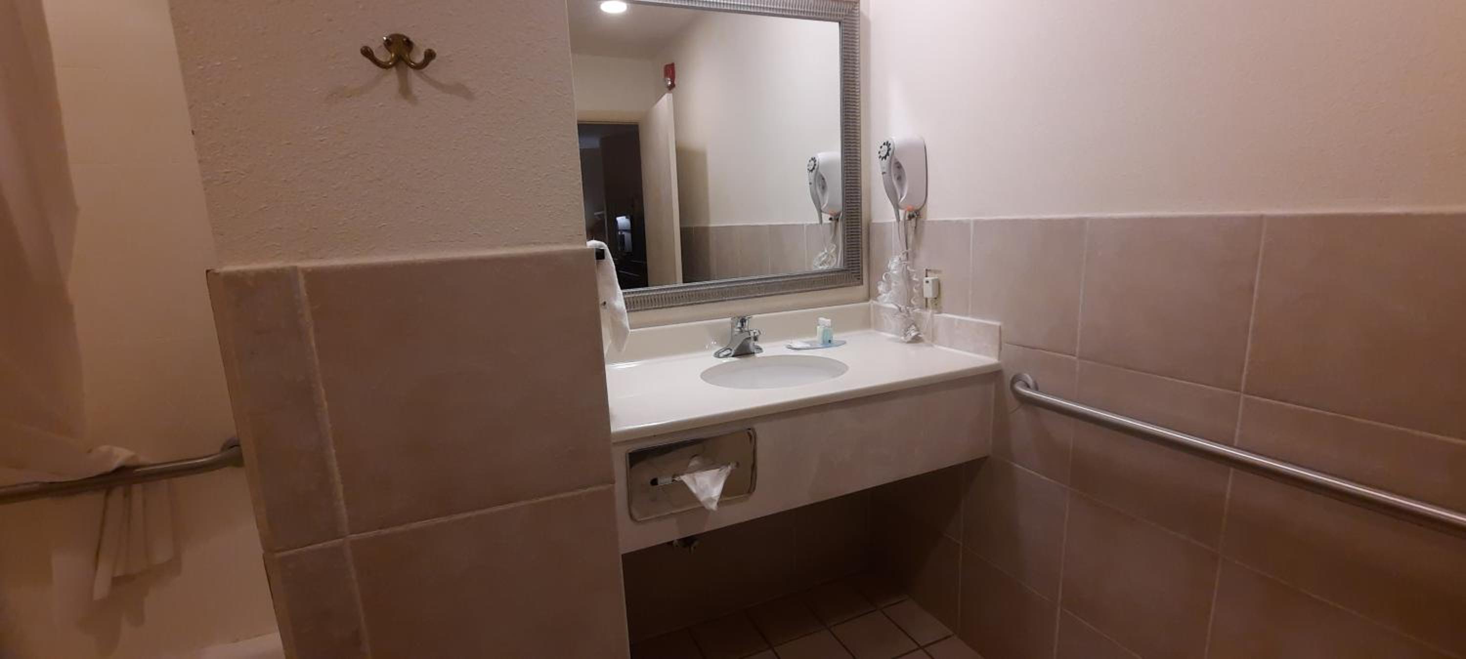 Queen Room with Two Queen Beds - Accessible/Non-Smoking  - Photo 6