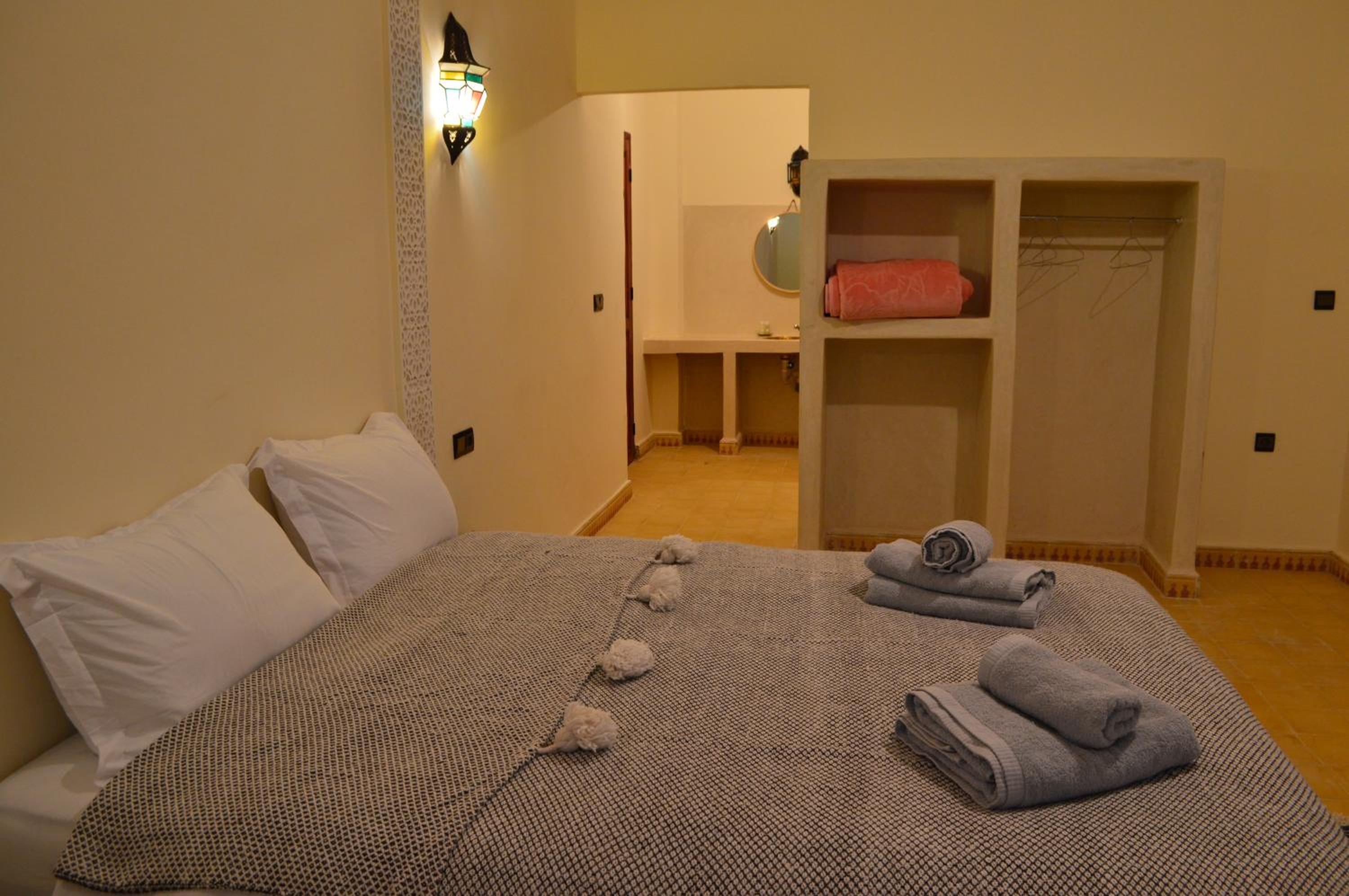 Double Room with Balcony - Photo 4