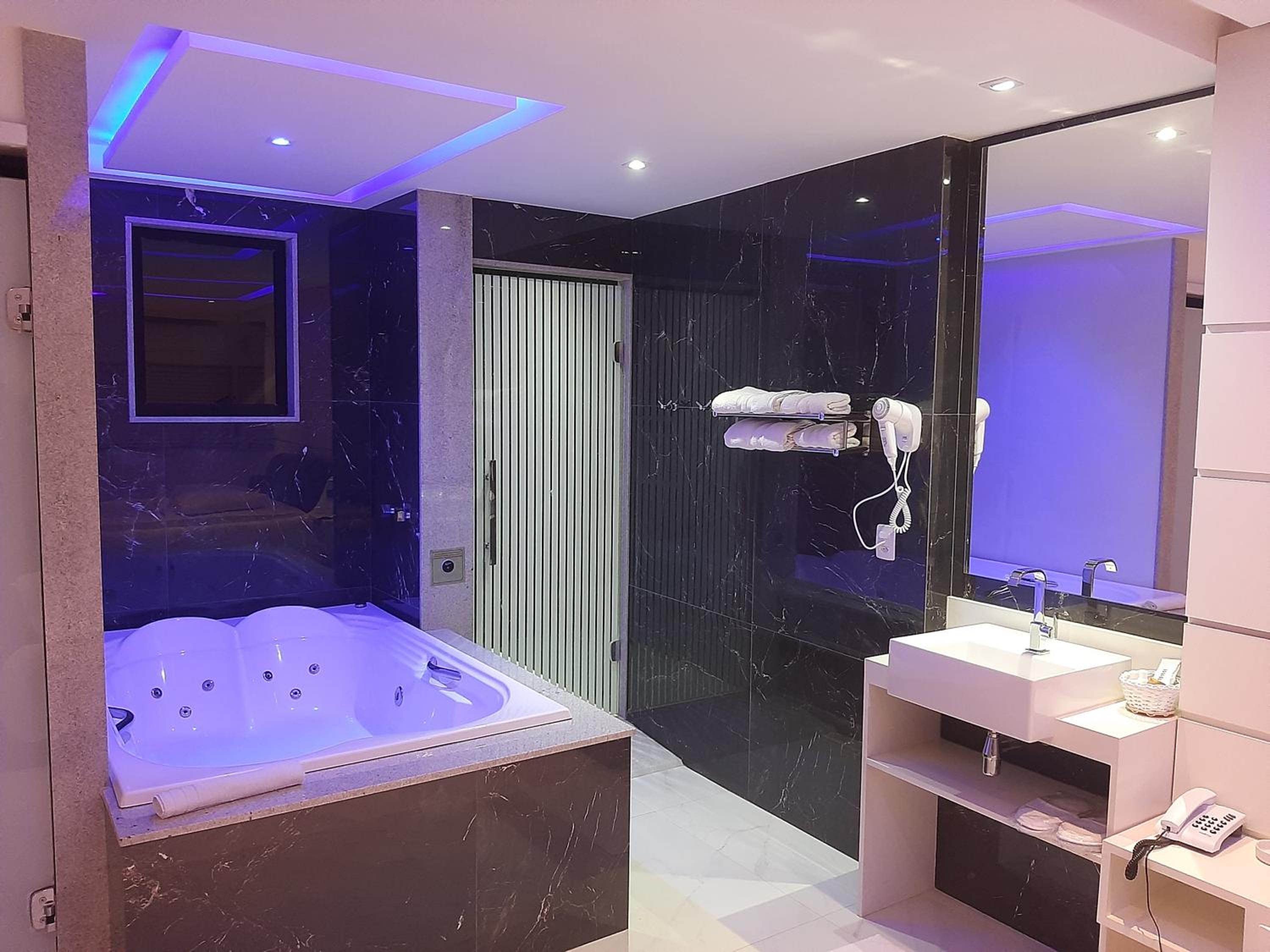 Superior Suite - Photo 3