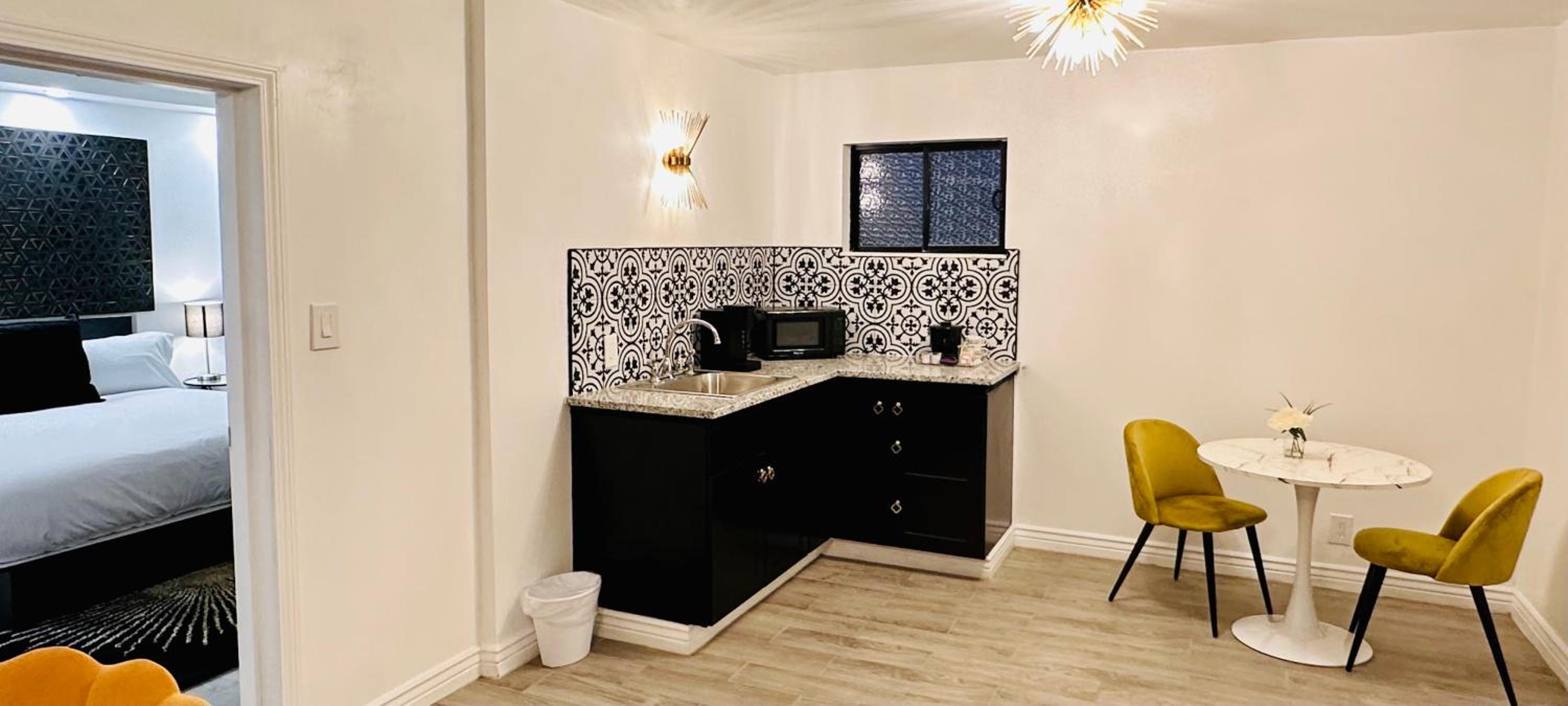 Deluxe King Suite - Photo 2