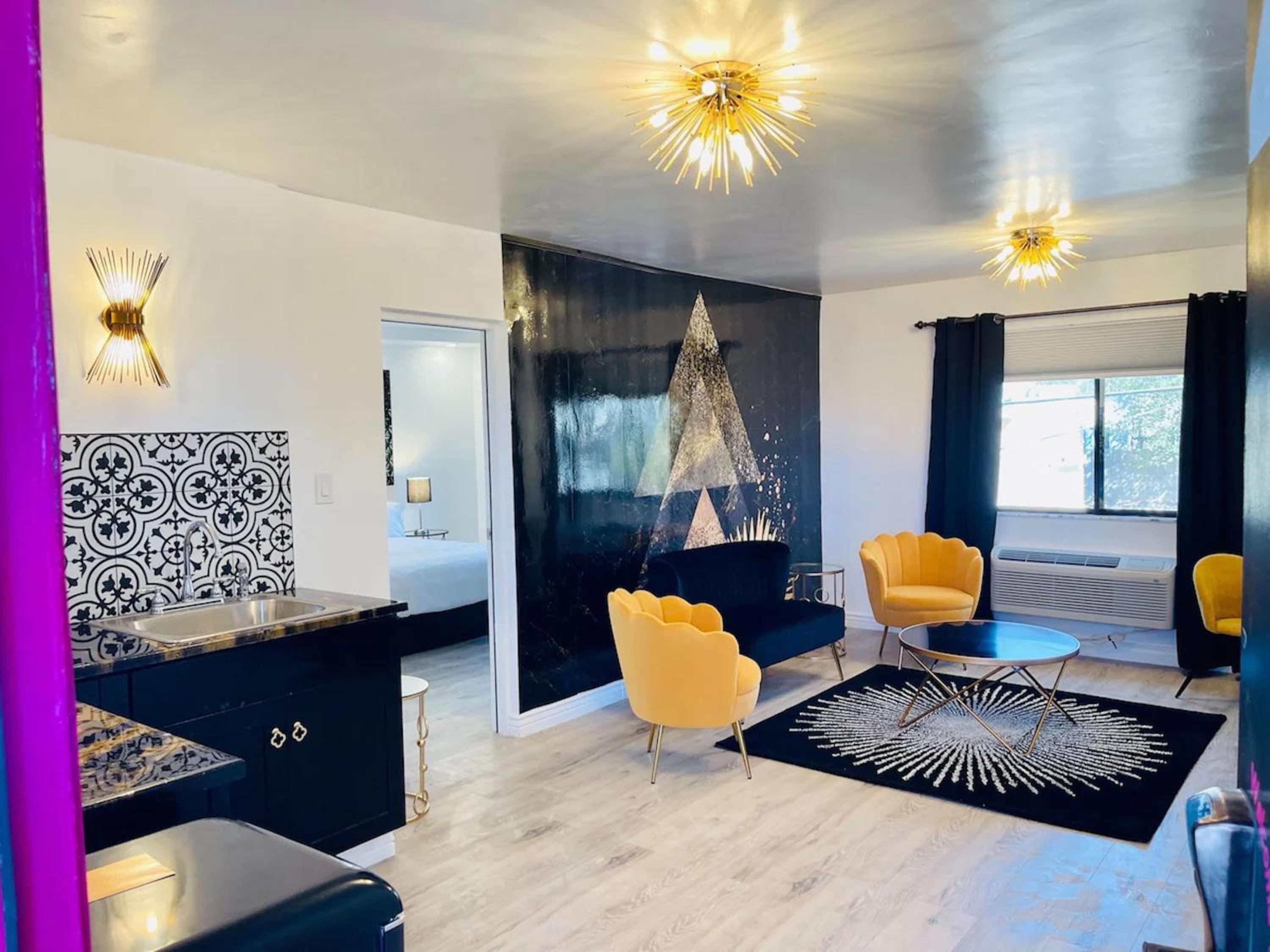 Deluxe King Suite - Photo 1