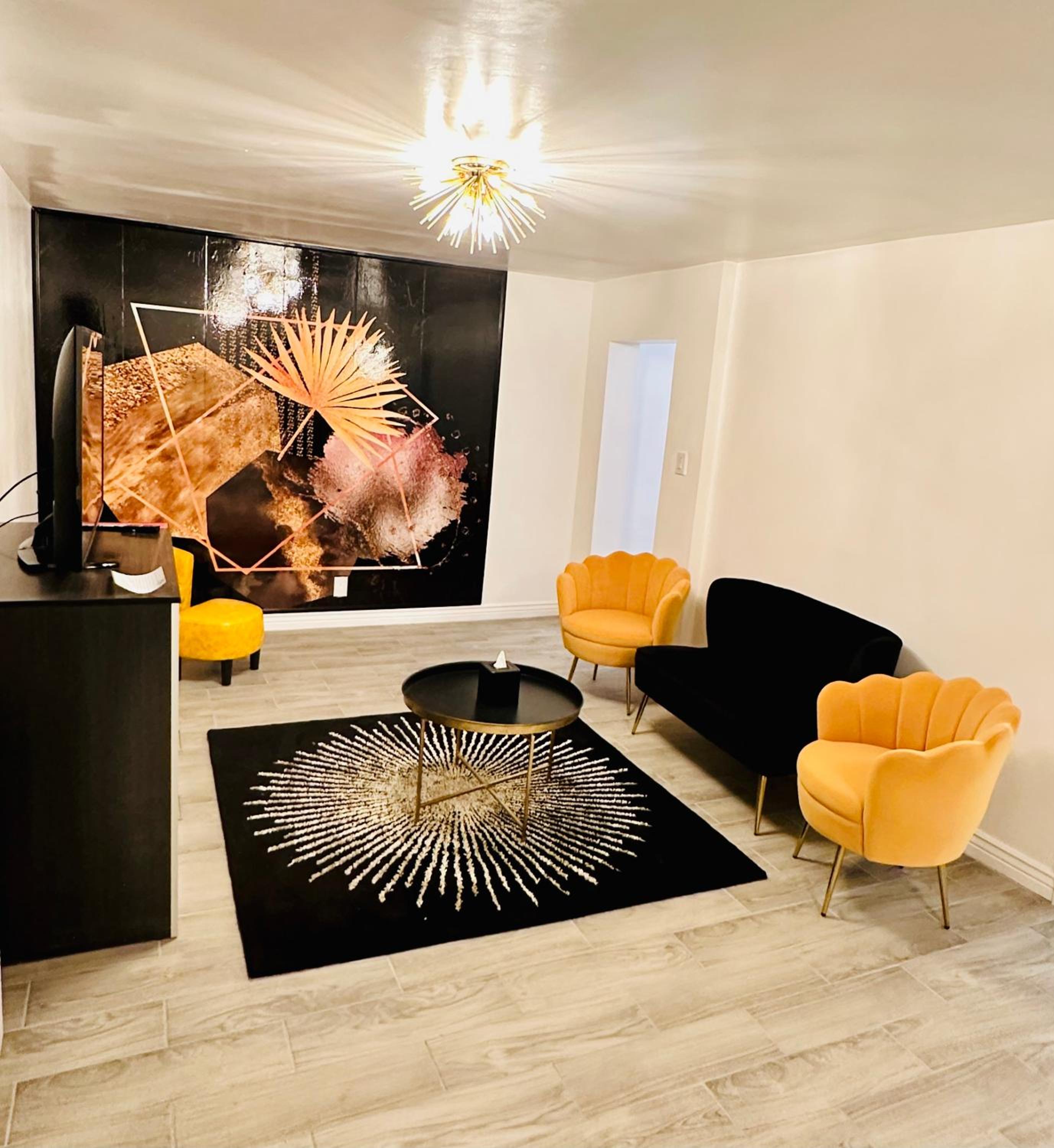 Deluxe King Suite - Photo 9