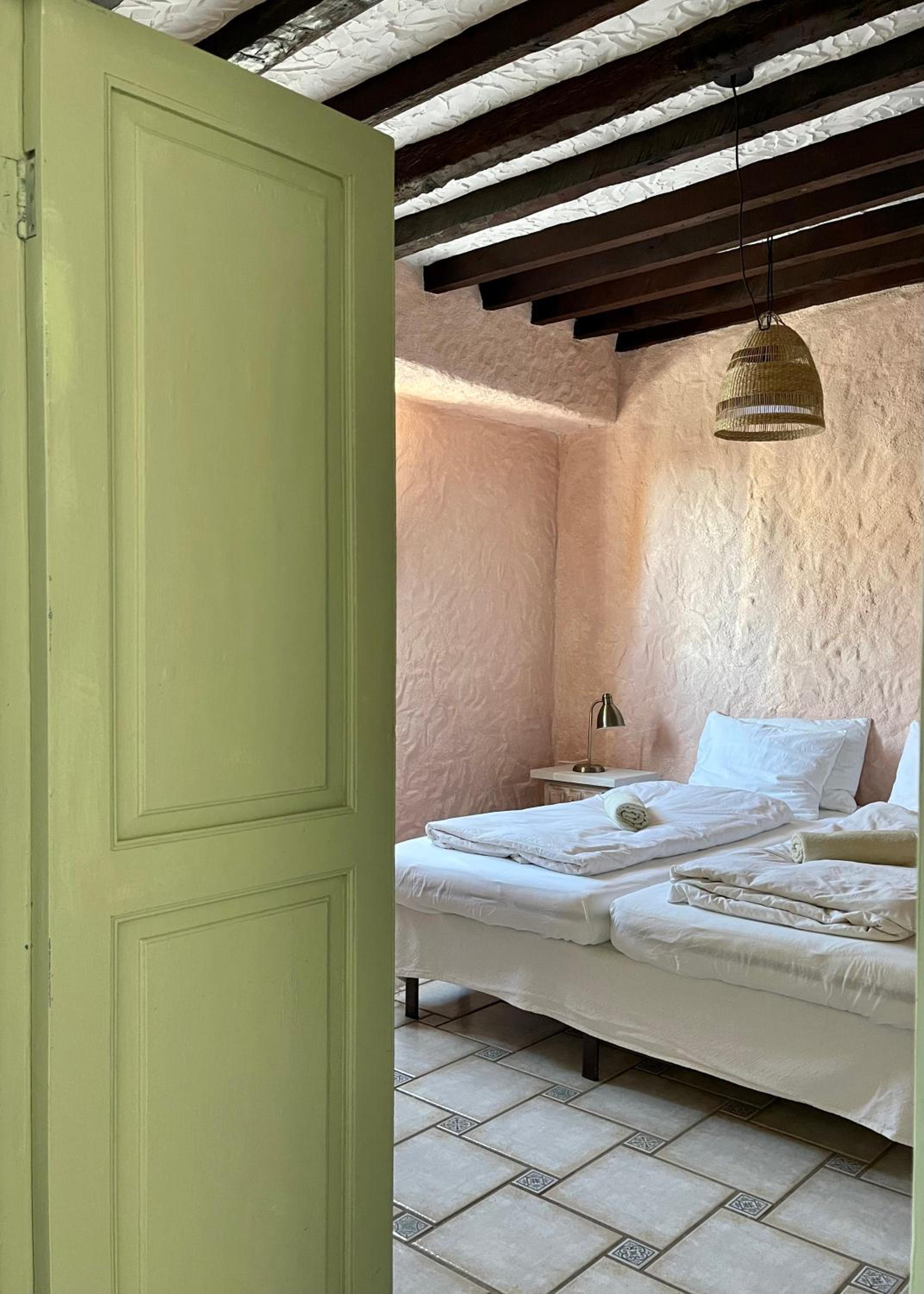 Standard Twin Room with Shared Bathroom photo 2