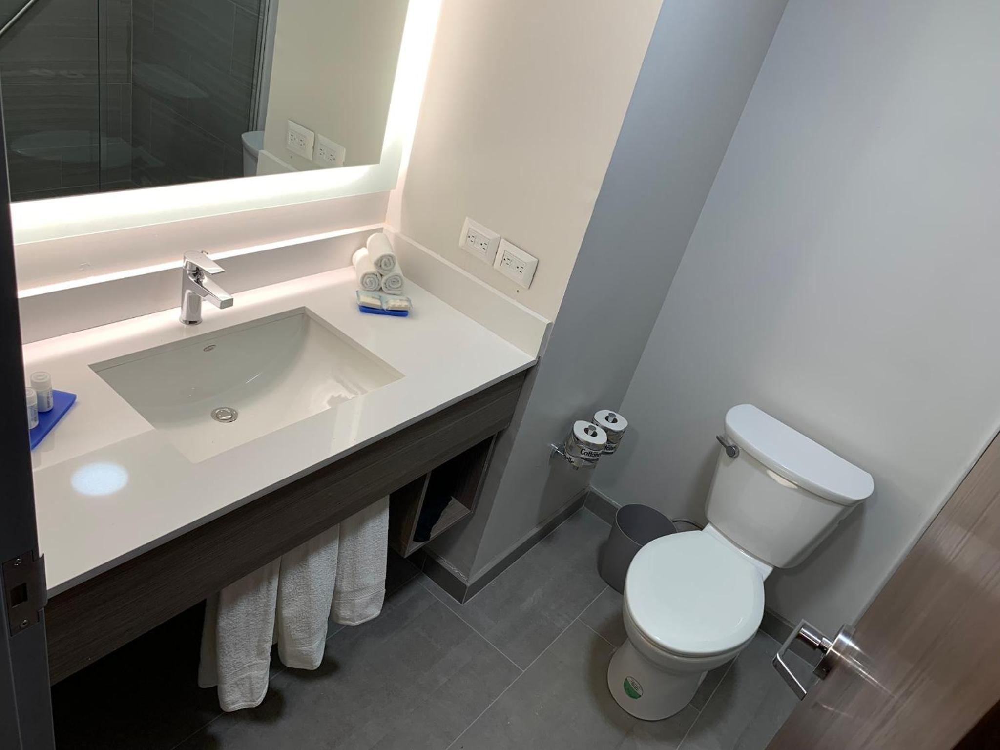 Standard King Room - Photo 10