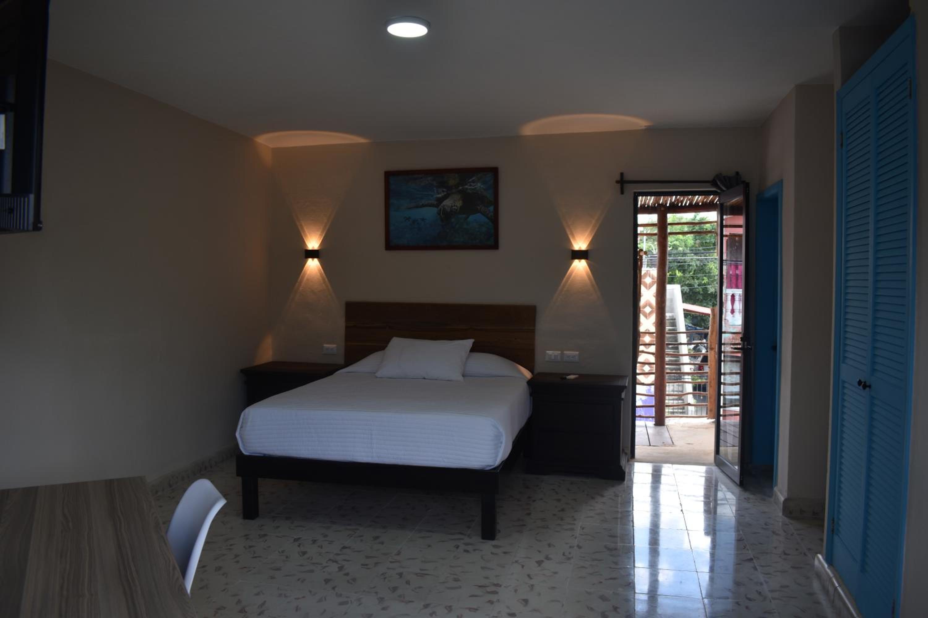 Double or Twin Room with Balcony - Photo 9