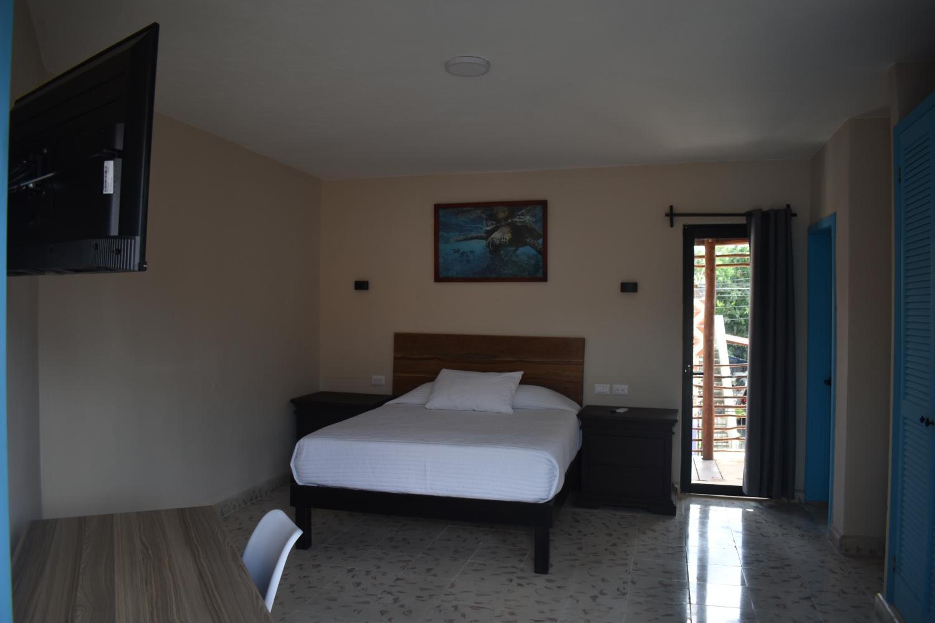 Double or Twin Room with Balcony - Photo 8