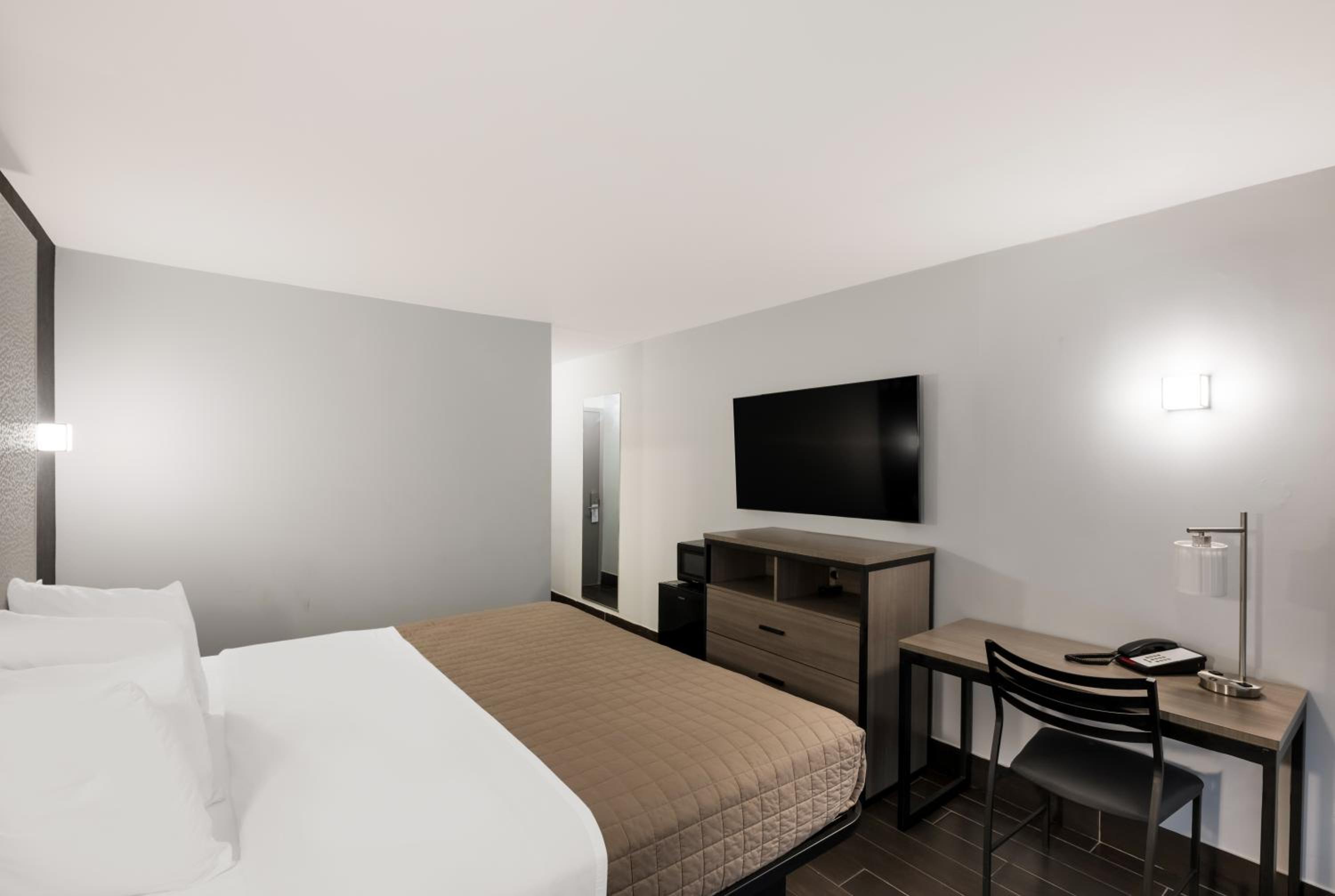 Deluxe King Room - Photo 1