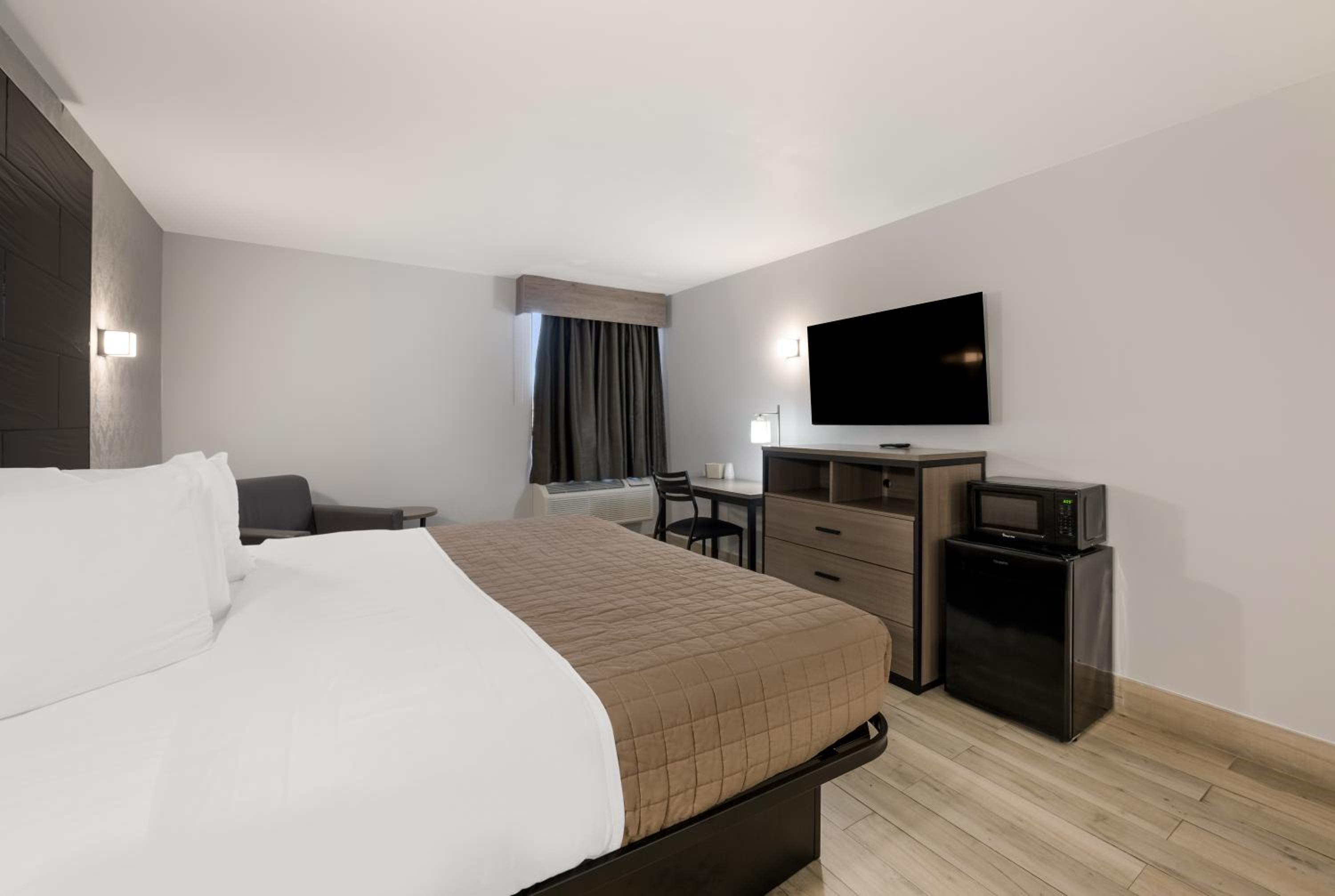 Deluxe King Room - Photo 9
