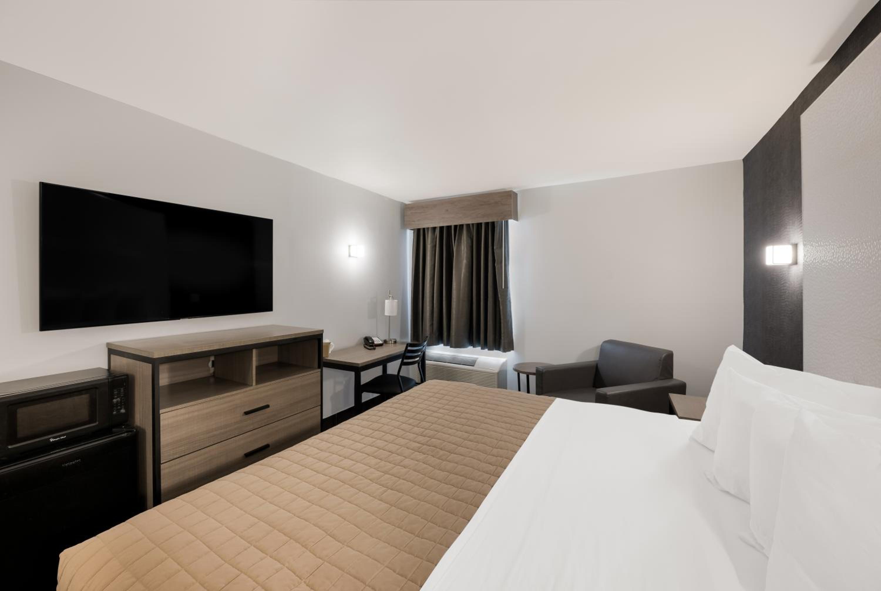 Deluxe King Room - Photo 2