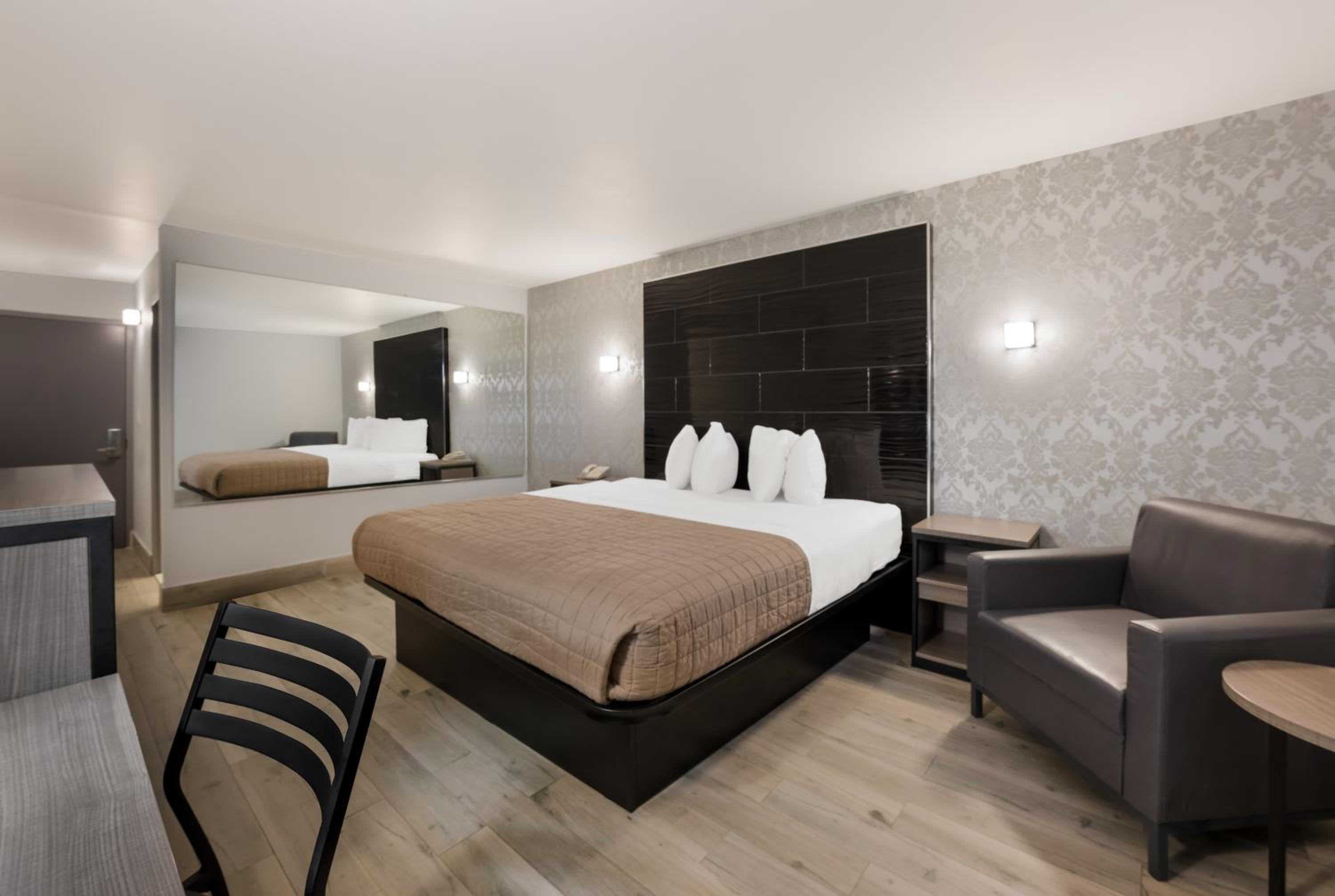 Deluxe King Room - Photo 5