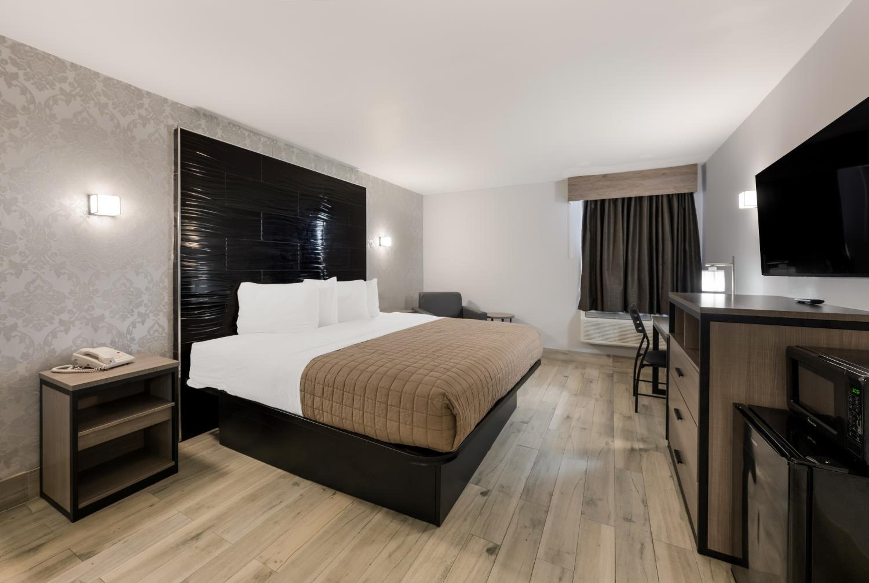 Deluxe King Room - Photo 6