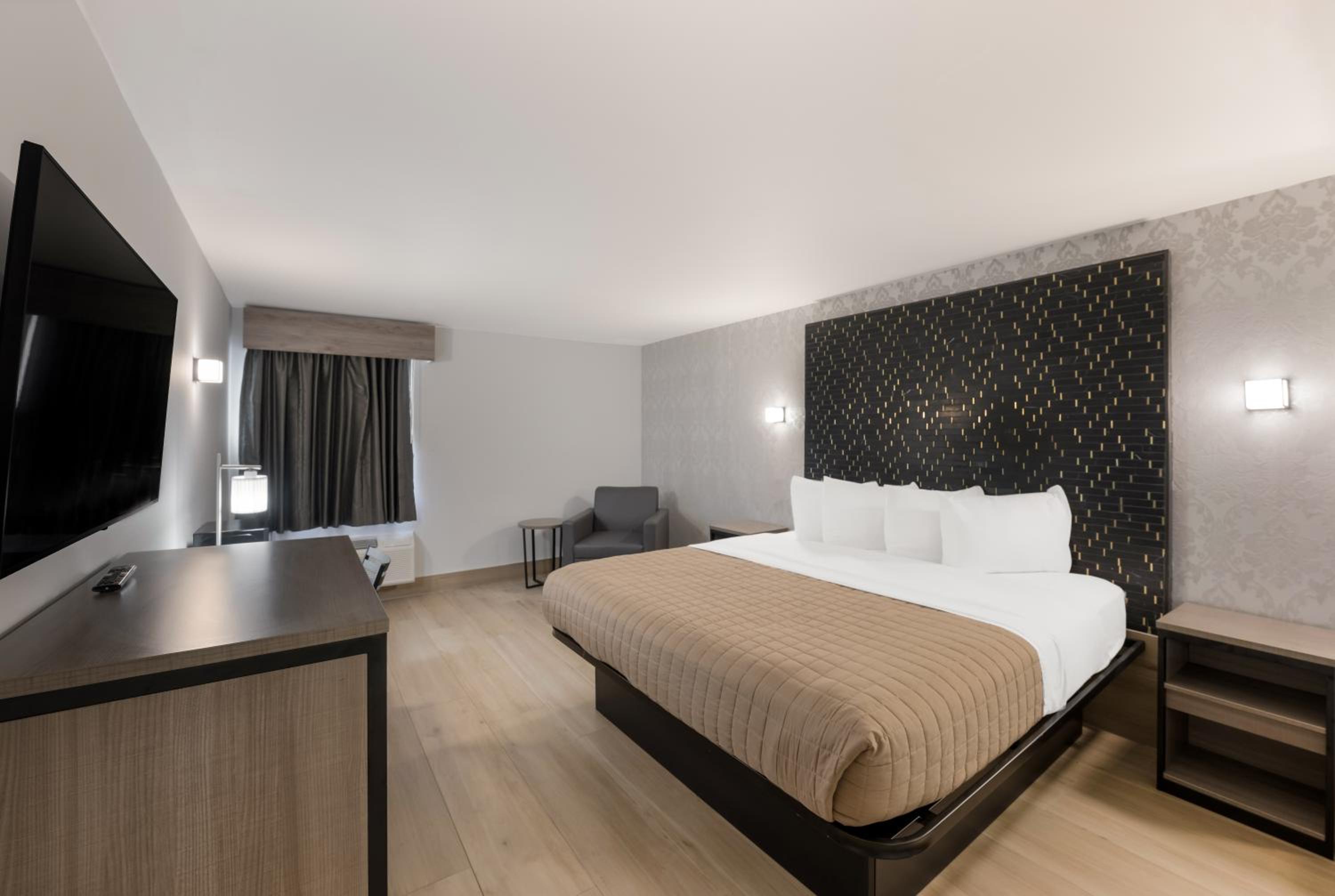 Deluxe King Room - Photo 10