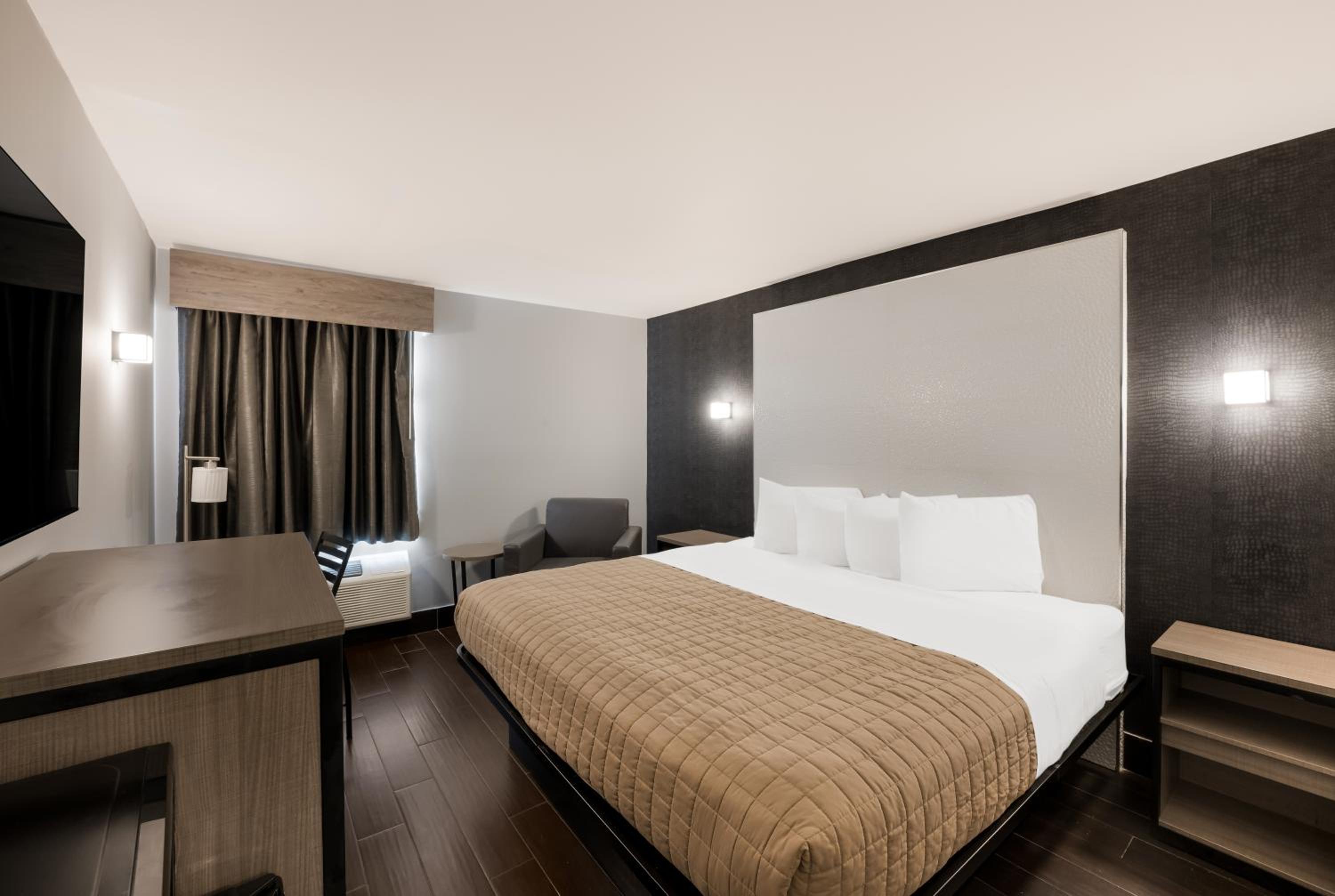 Deluxe King Room - Photo 11