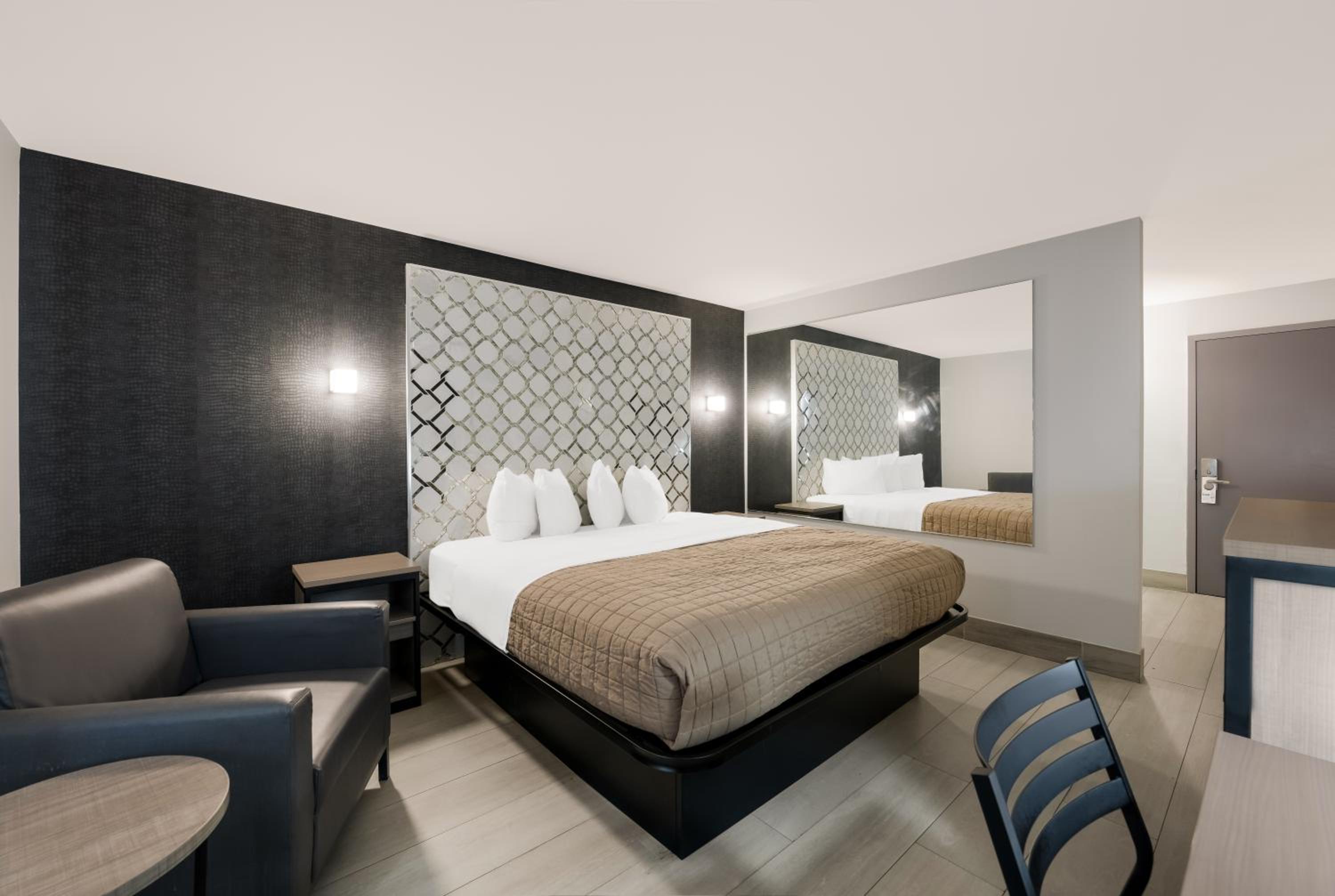 Deluxe King Room - Photo 12