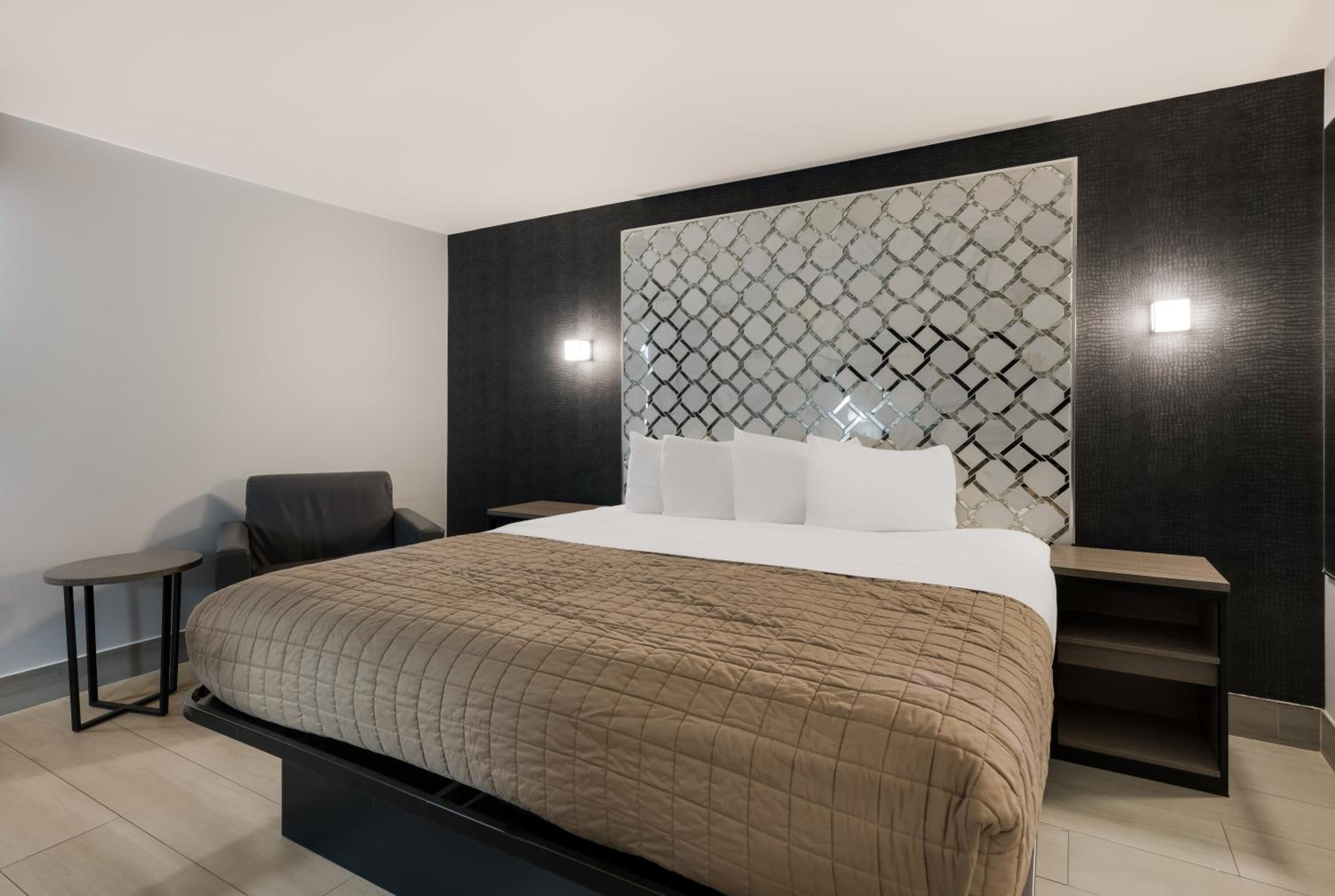 Deluxe King Room - Photo 13