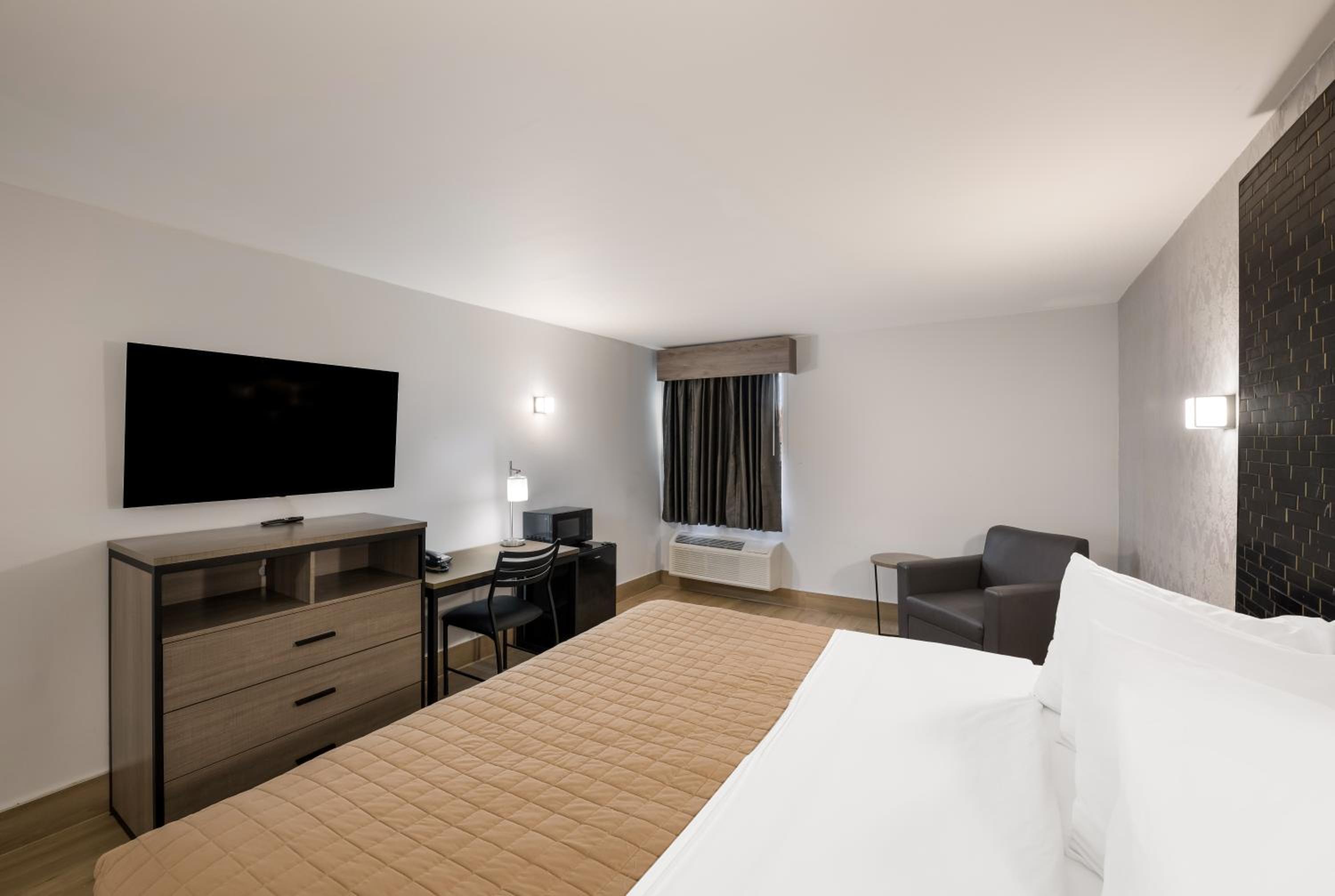 Deluxe King Room - Photo 15
