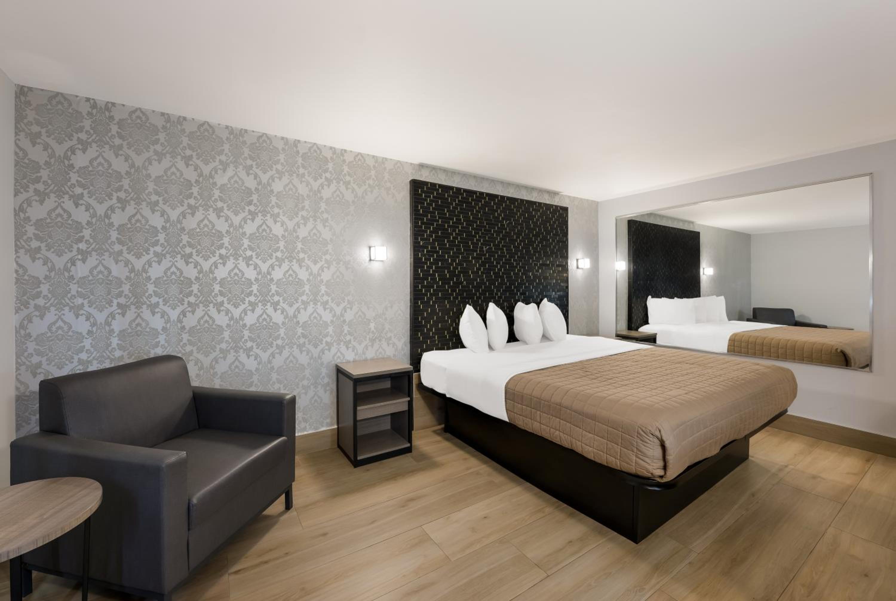Deluxe King Room - Photo 16