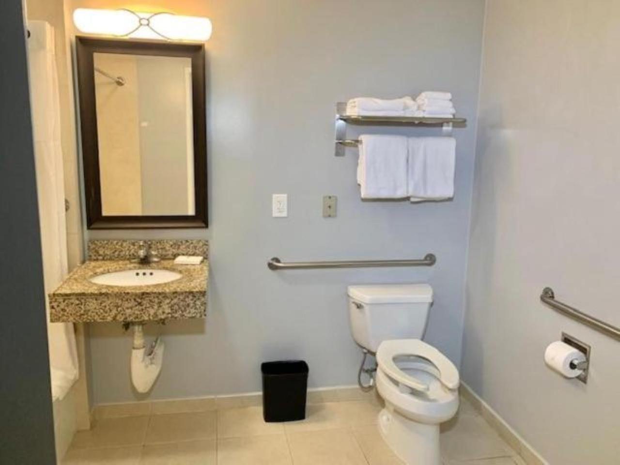 Standard Room, 1 Queen Bed, Accessible Tub, Non Smoking photo 2