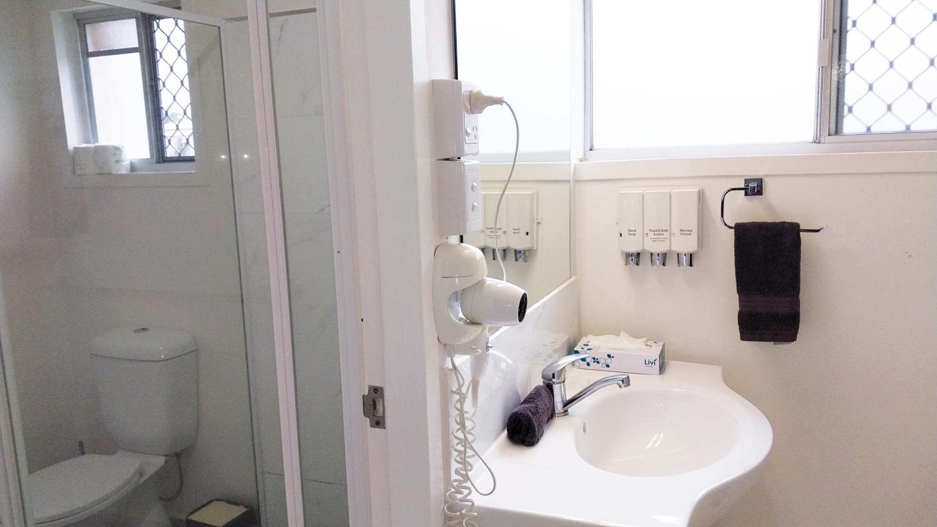 Deluxe Queen Room - Photo 5