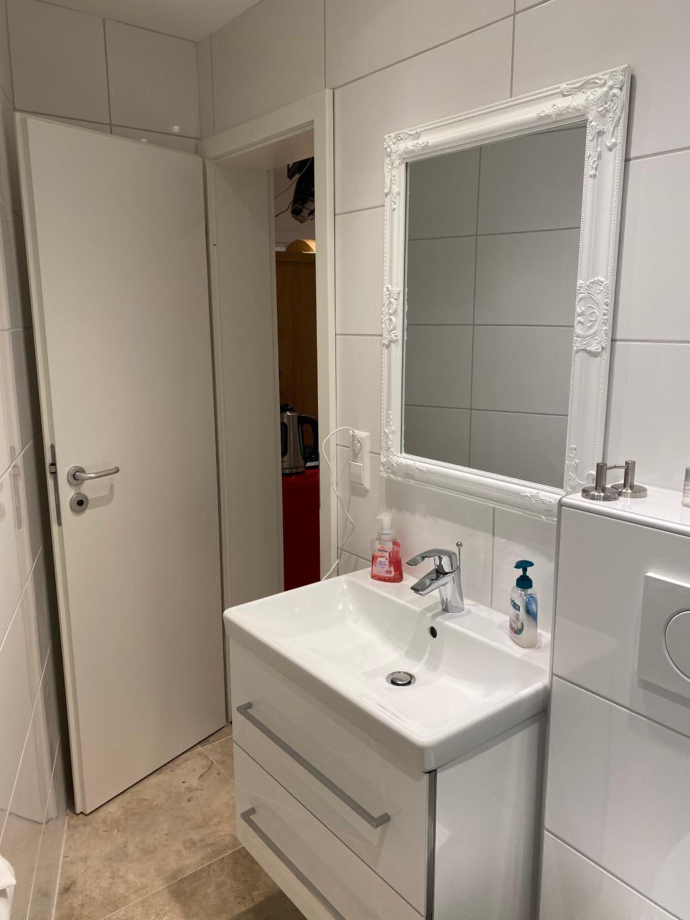 Twin Room with Bathroom - Photo 4