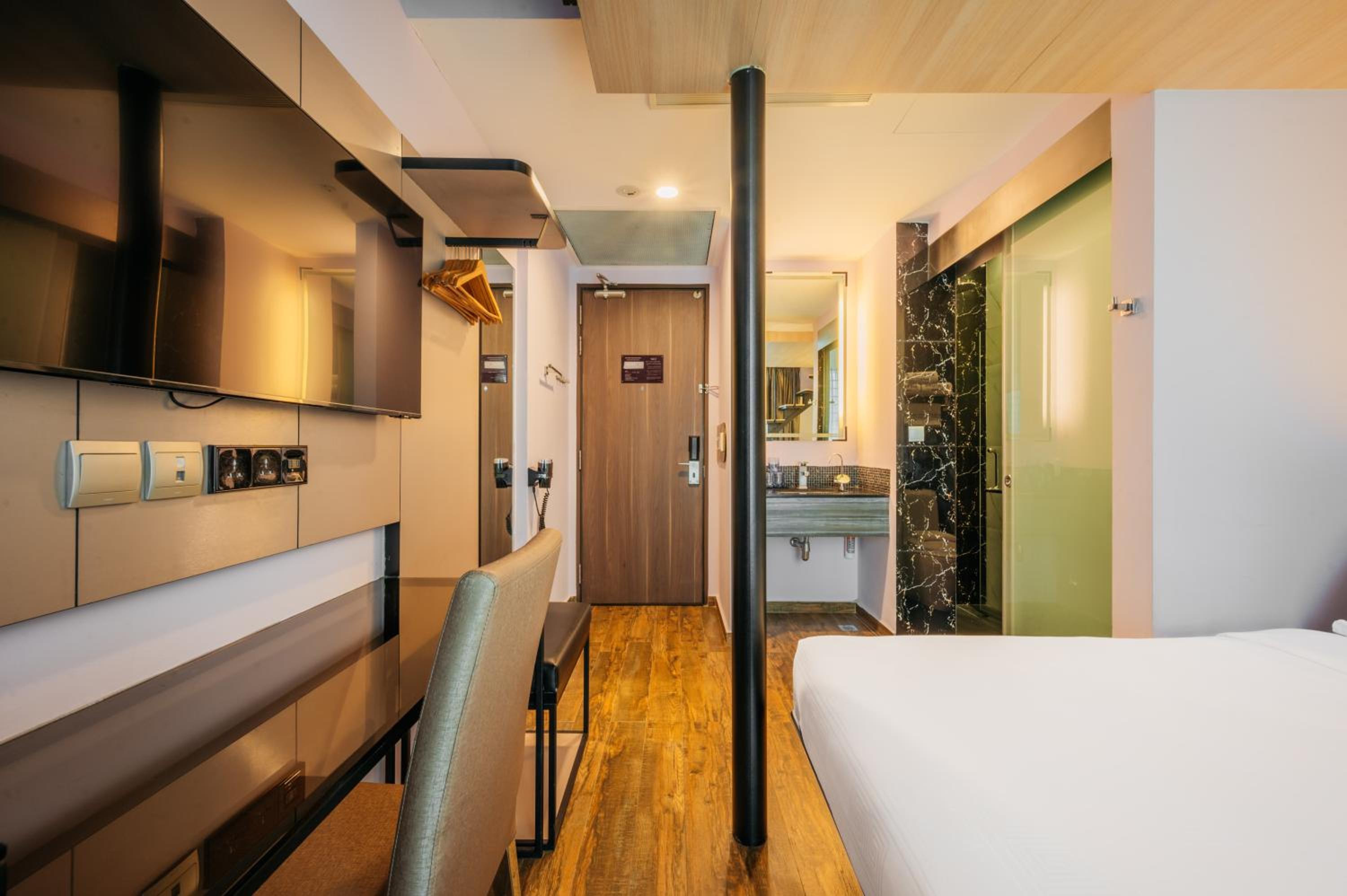 Classic Family Room with One Double Bed and One Single Bed, photo 6