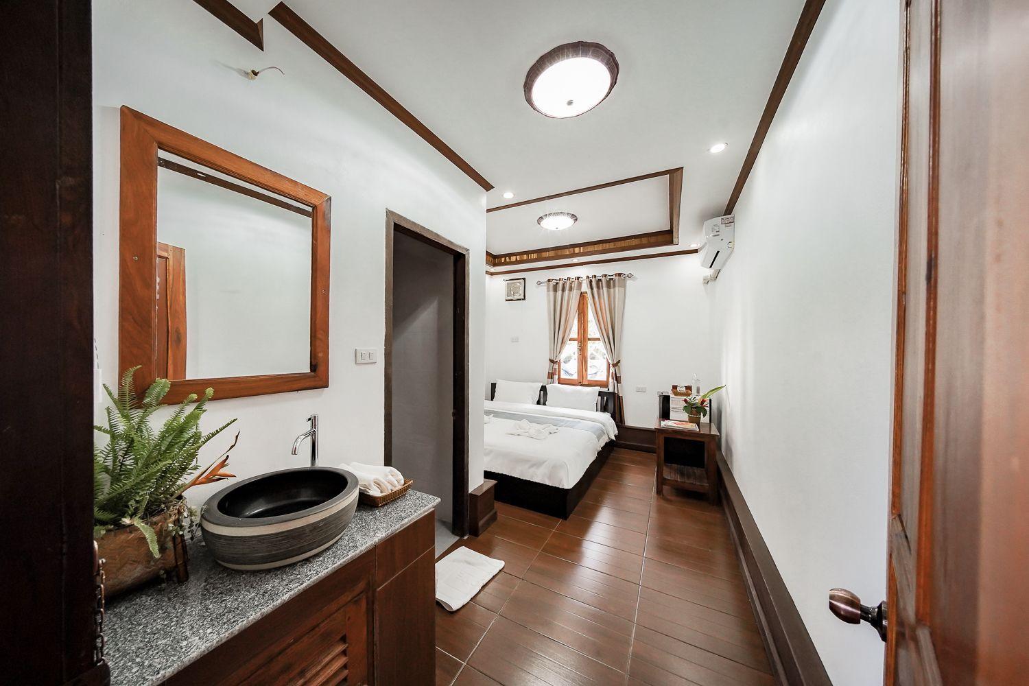 Deluxe King Room - Photo 12