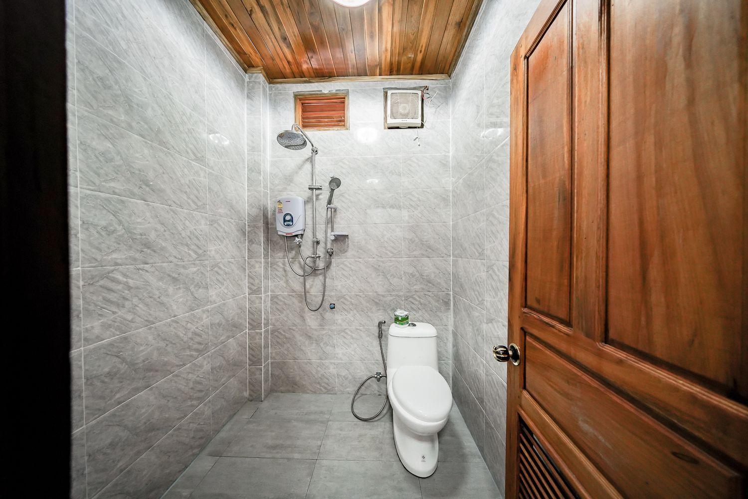 Deluxe King Room - Photo 11